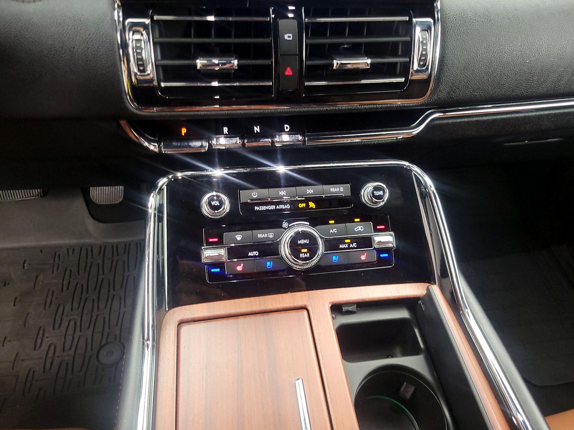 Thumbnail: 2020 Lincoln Navigator L - 17