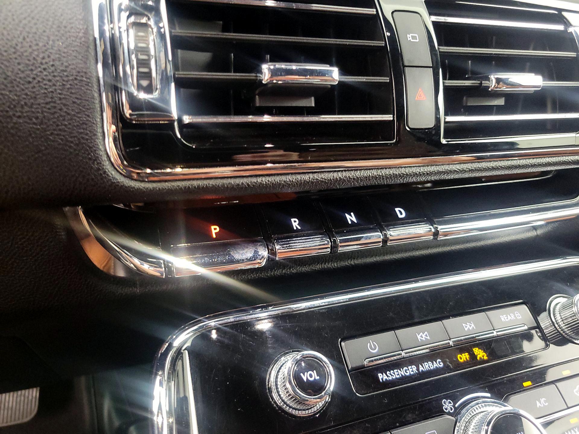 Thumbnail: 2020 Lincoln Navigator L - 18