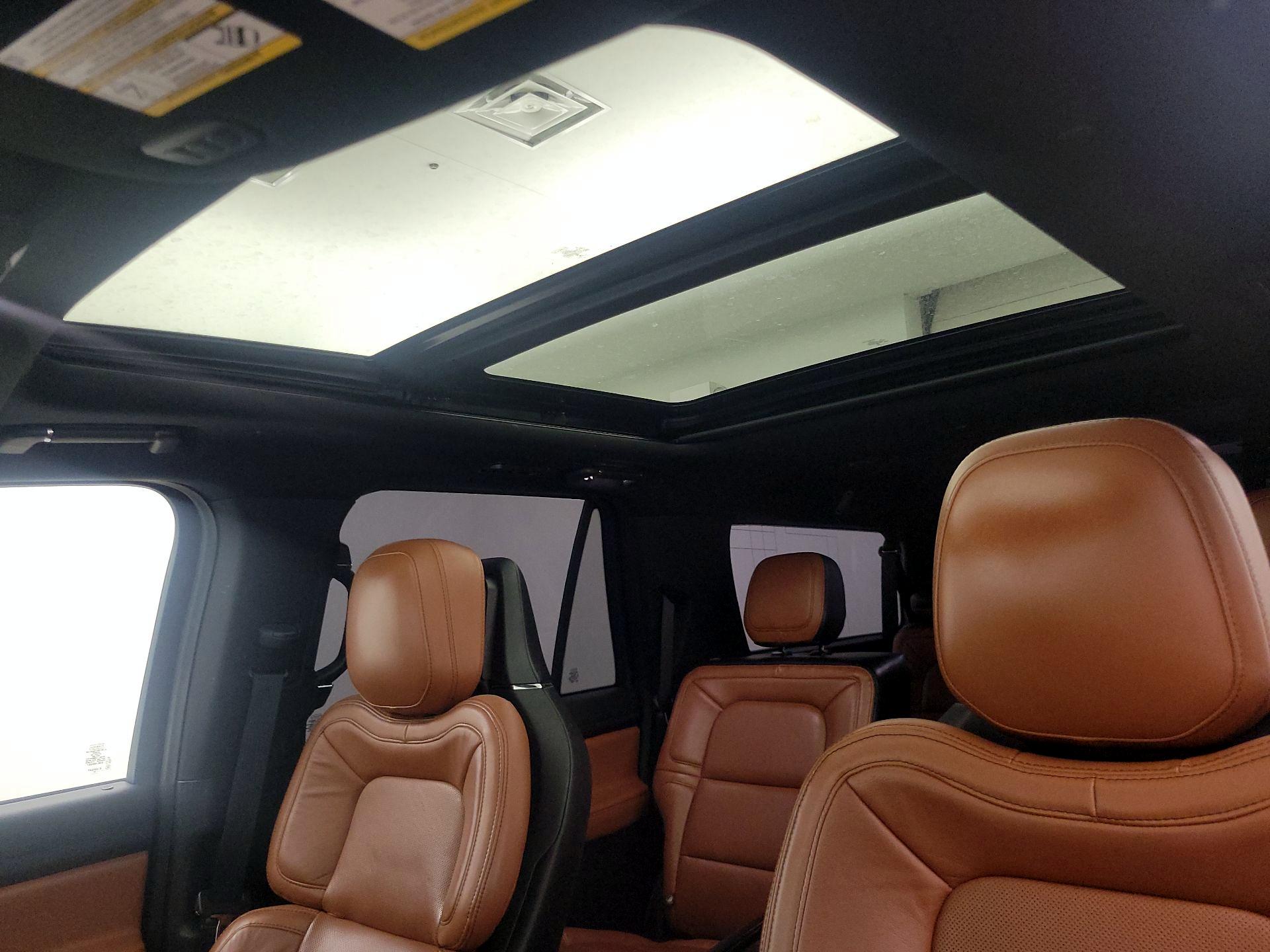 Thumbnail: 2020 Lincoln Navigator L - 20