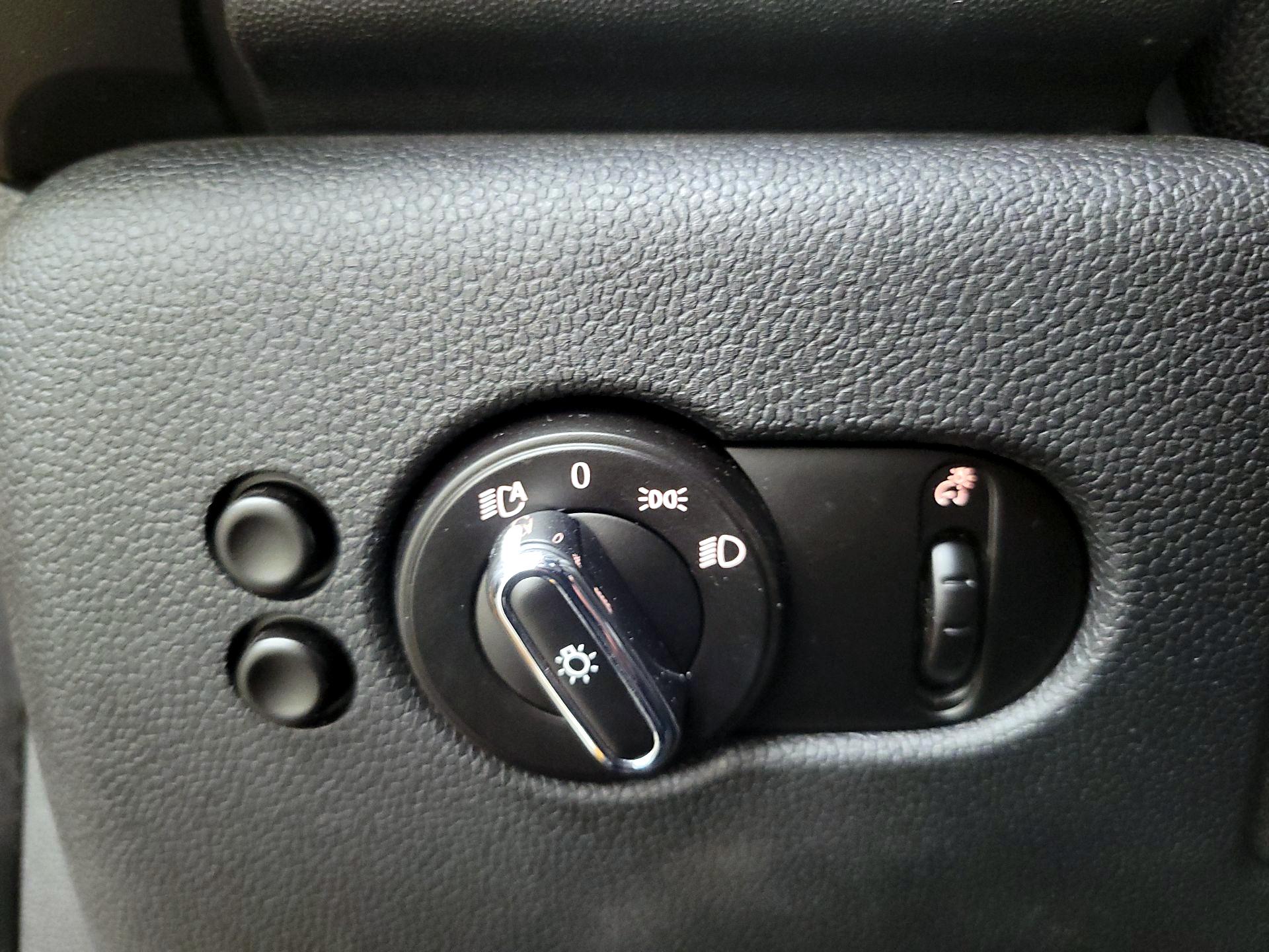 Thumbnail: 2015 MINI Cooper Hardtop - 13