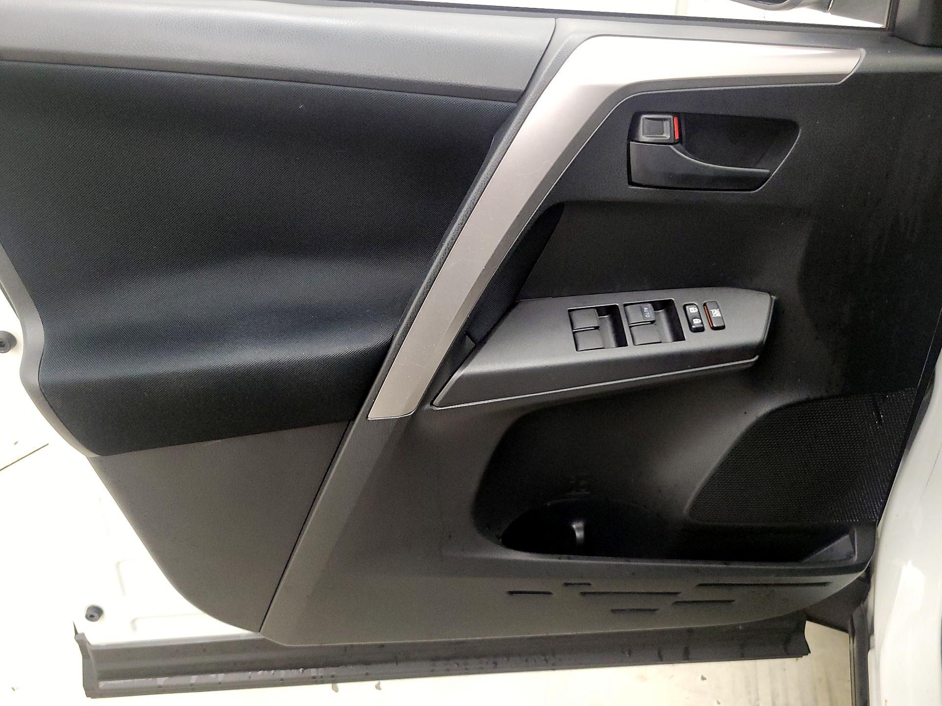 Thumbnail: 2016 Toyota RAV4 - 12