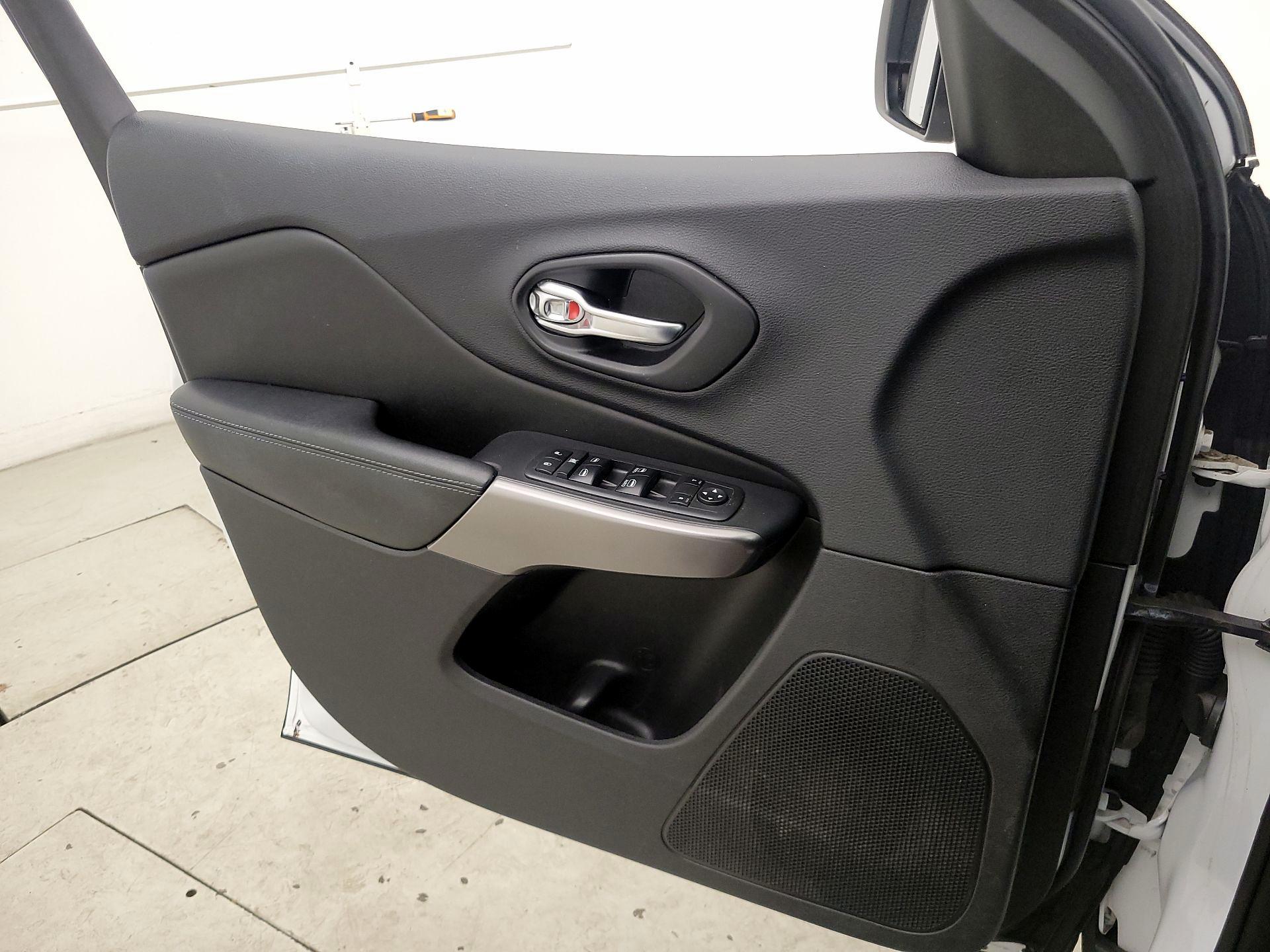 Thumbnail: 2019 Jeep Cherokee - 12