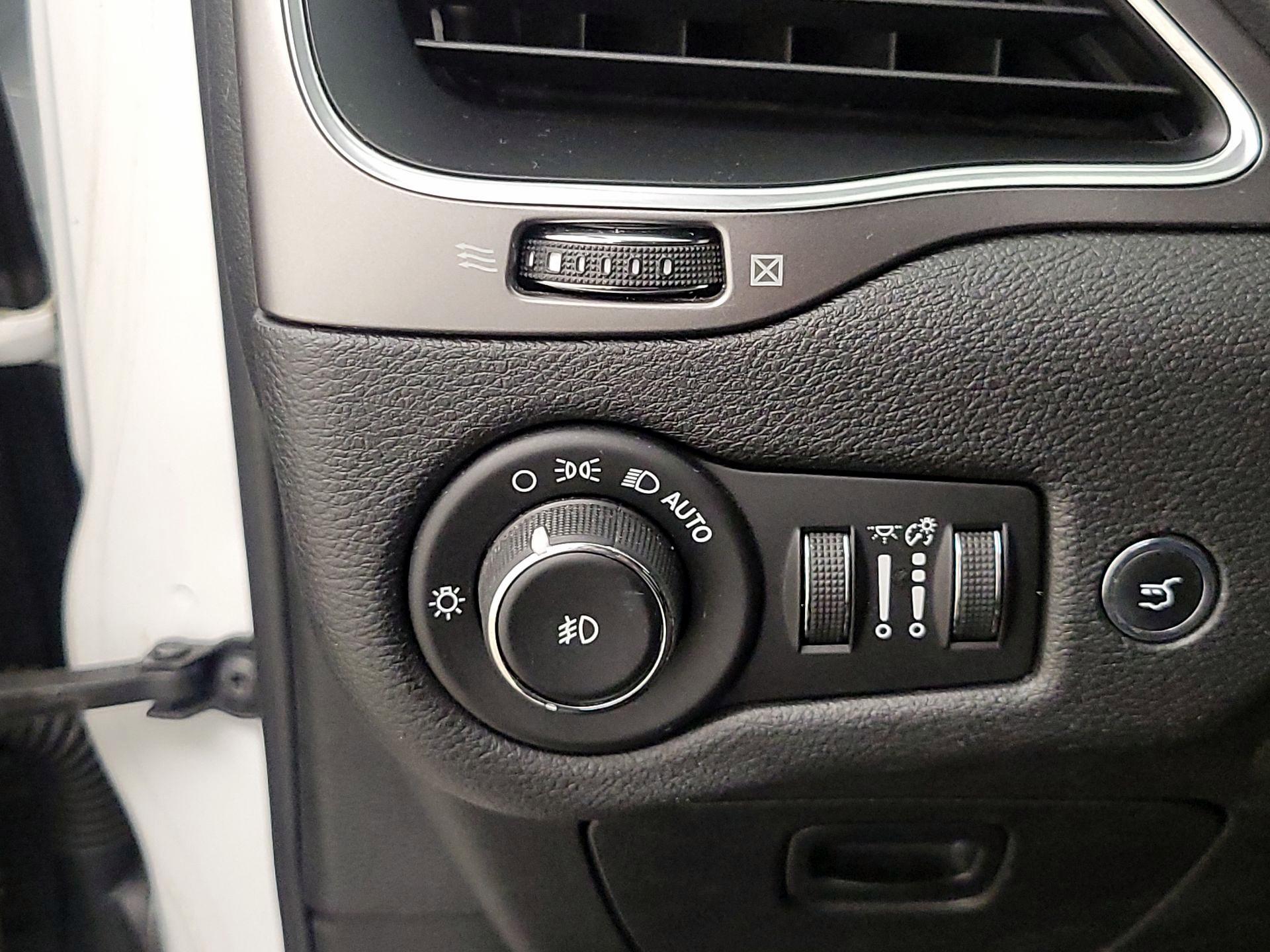 Thumbnail: 2019 Jeep Cherokee - 13