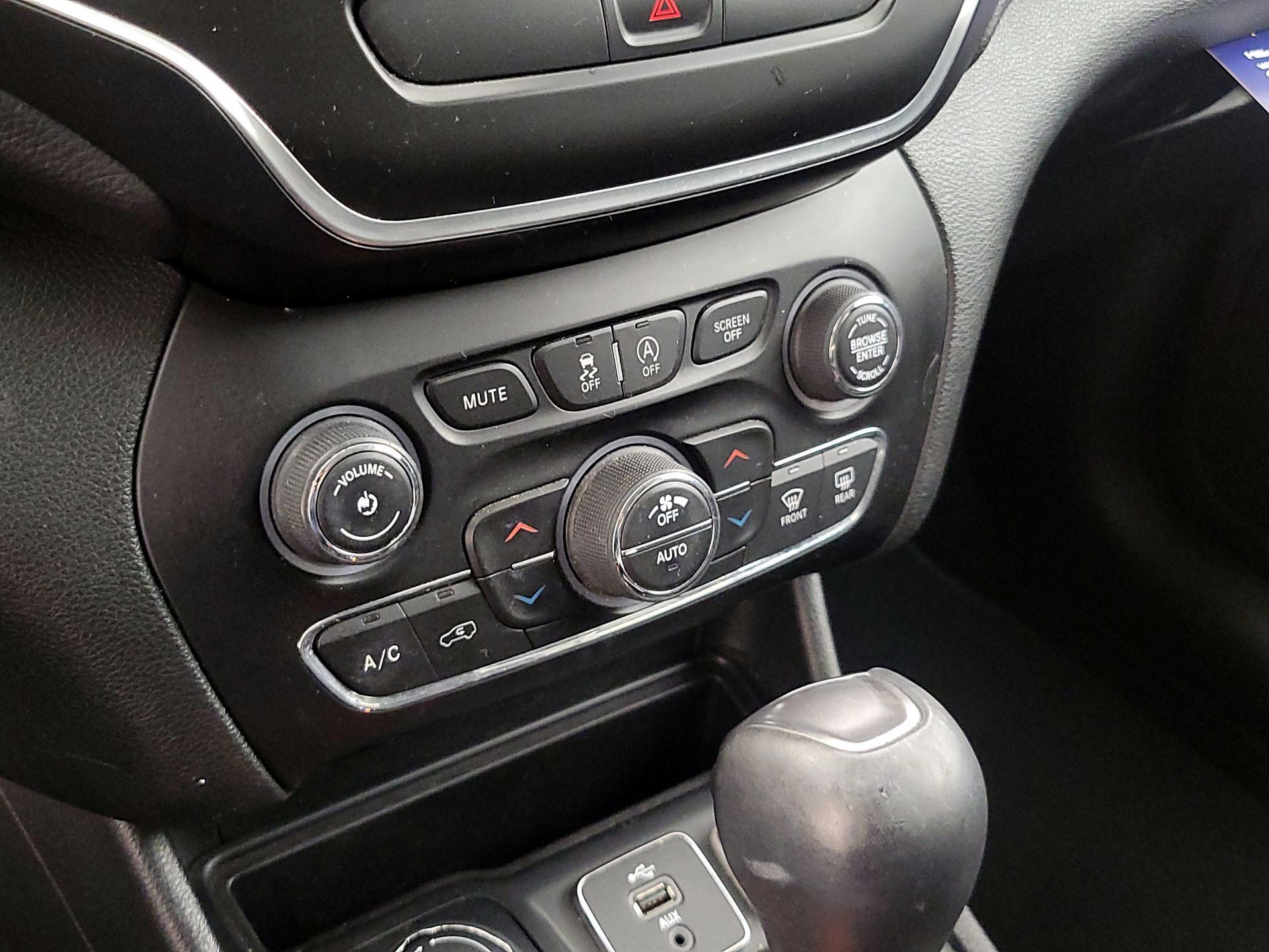 Thumbnail: 2019 Jeep Cherokee - 16