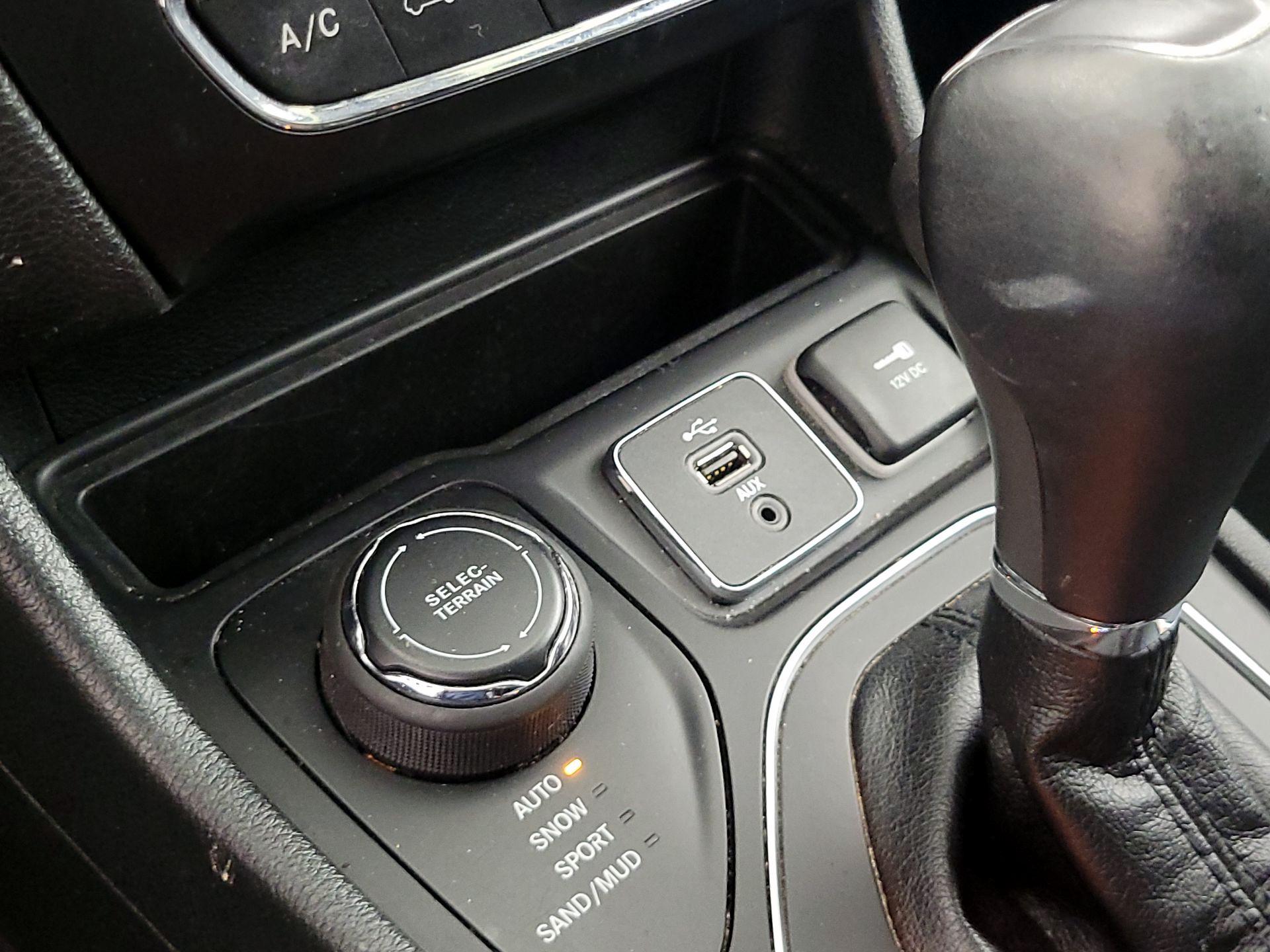 Thumbnail: 2019 Jeep Cherokee - 18