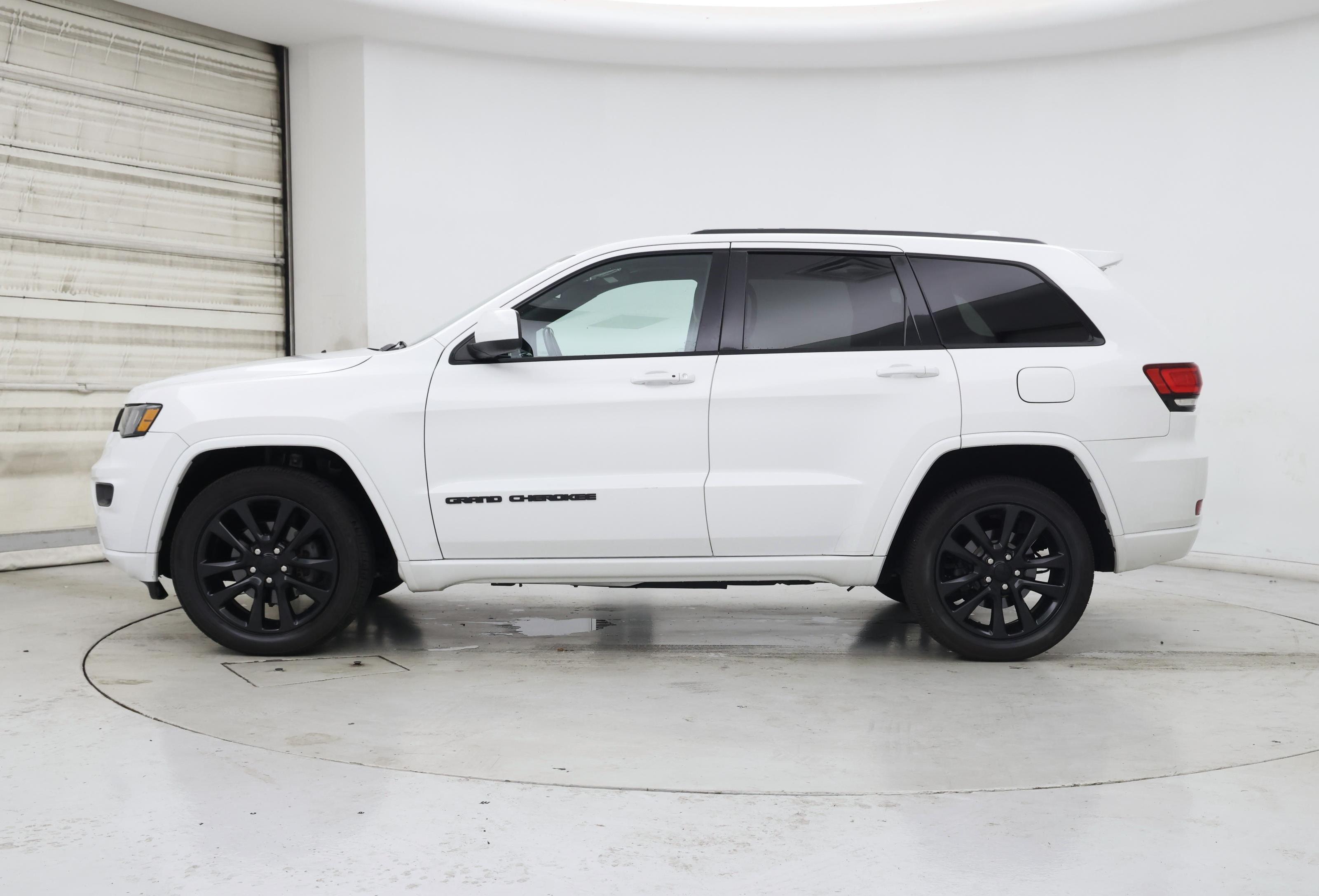 Thumbnail: 2018 Jeep Grand Cherokee - 3