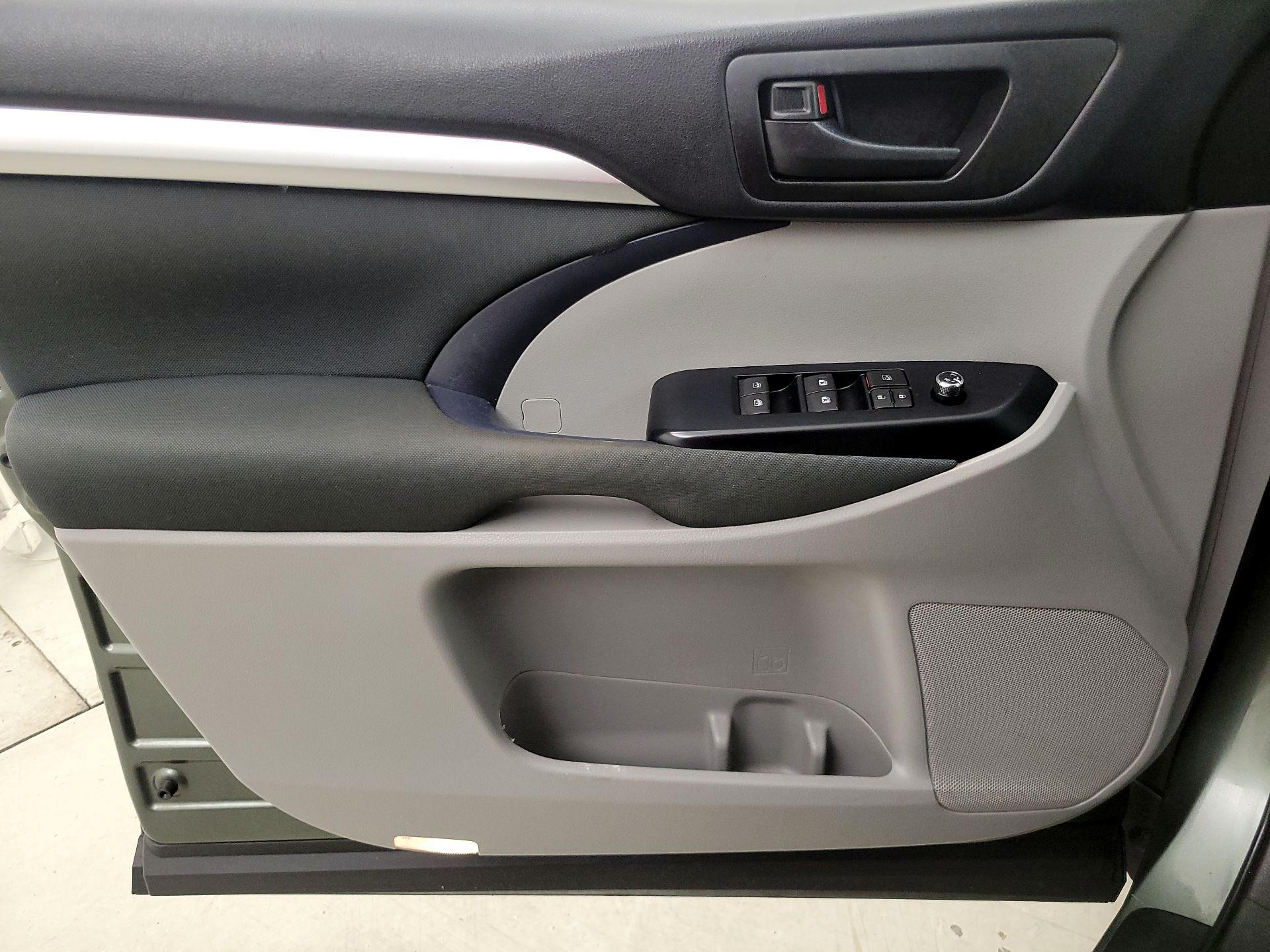 Thumbnail: 2019 Toyota Highlander - 12