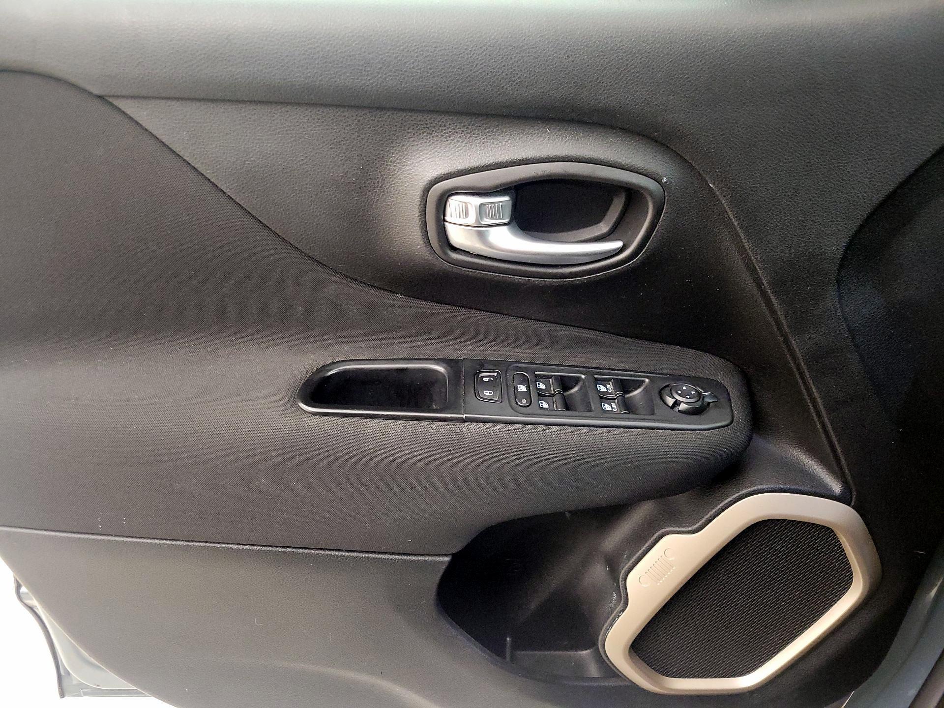 Thumbnail: 2017 Jeep Renegade - 12