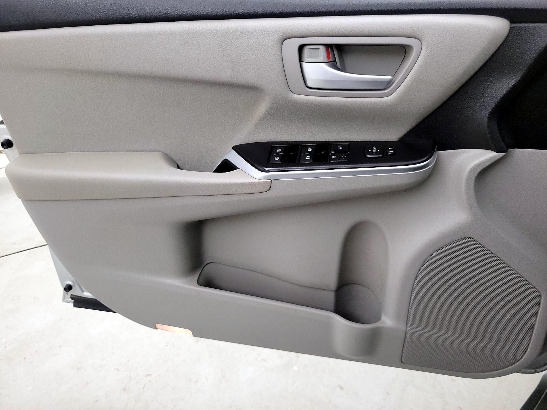 Thumbnail: 2016 Toyota Camry - 12