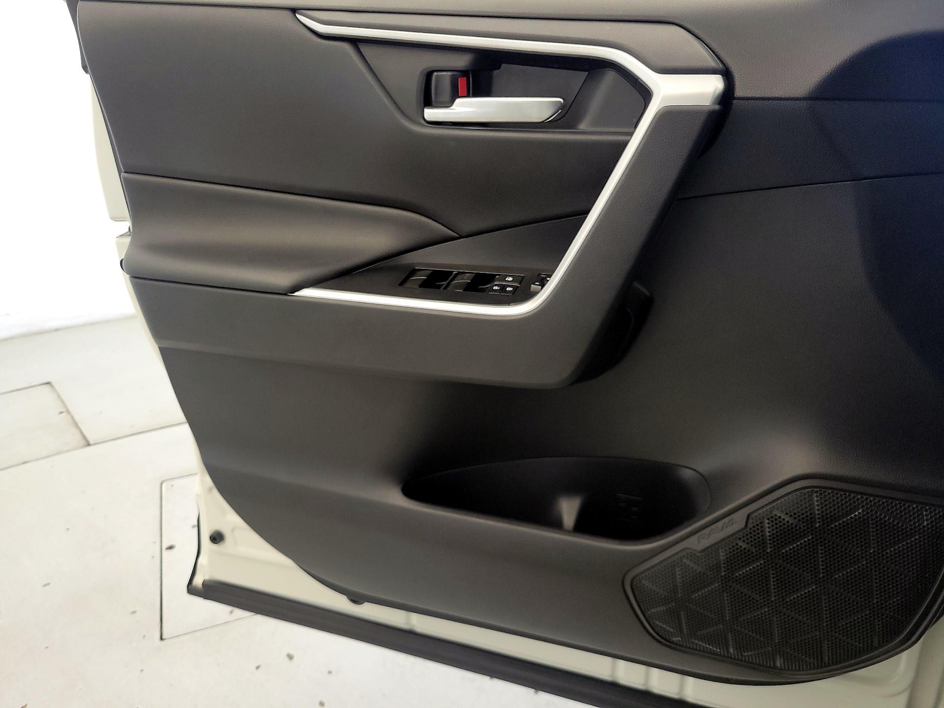 Thumbnail: 2021 Toyota RAV4 - 12
