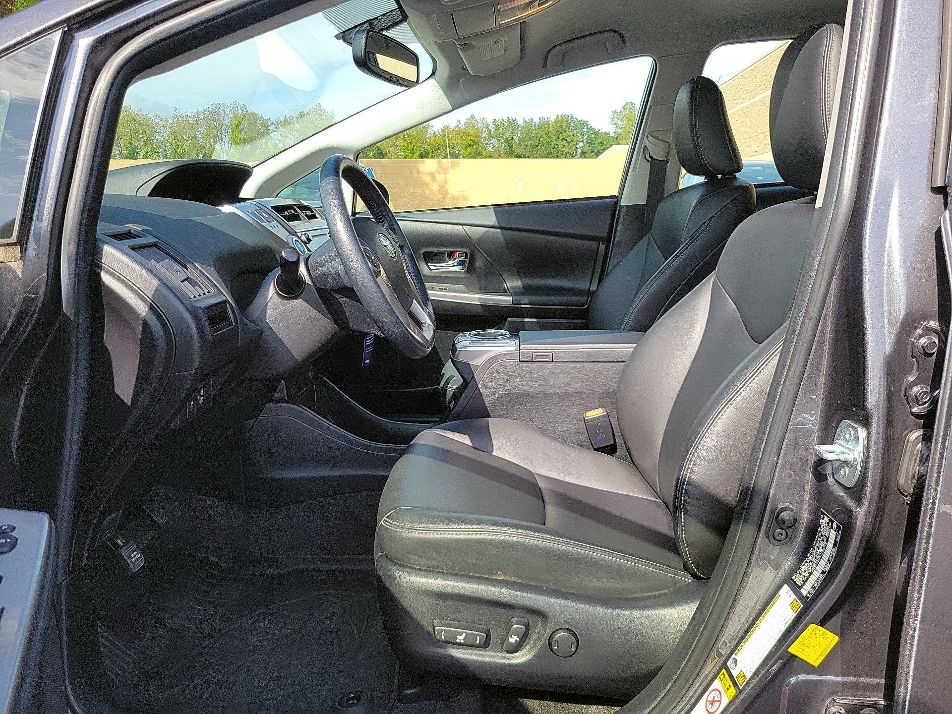 Thumbnail: 2017 Toyota Prius v - 9