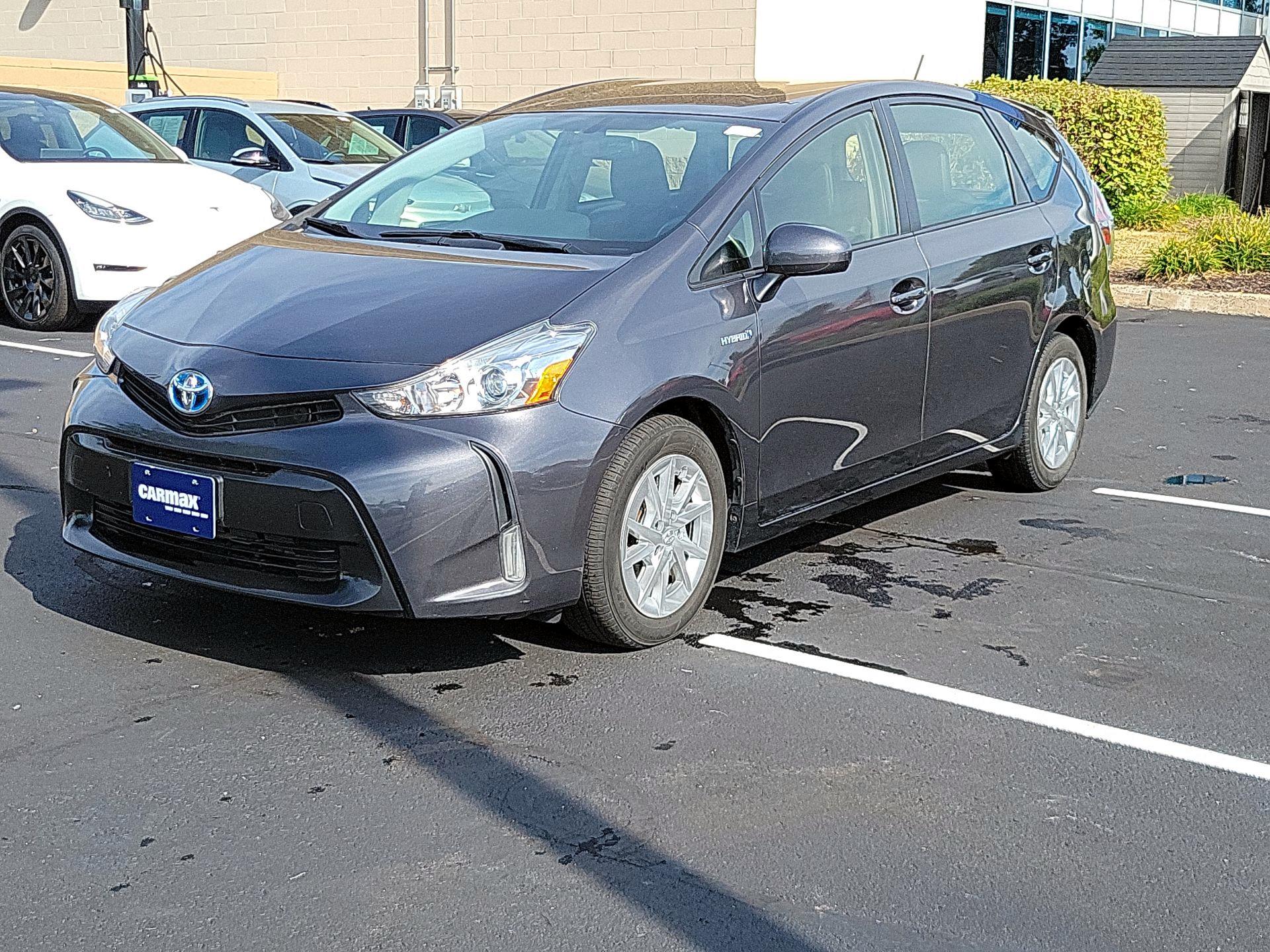 Thumbnail: 2017 Toyota Prius v - 3