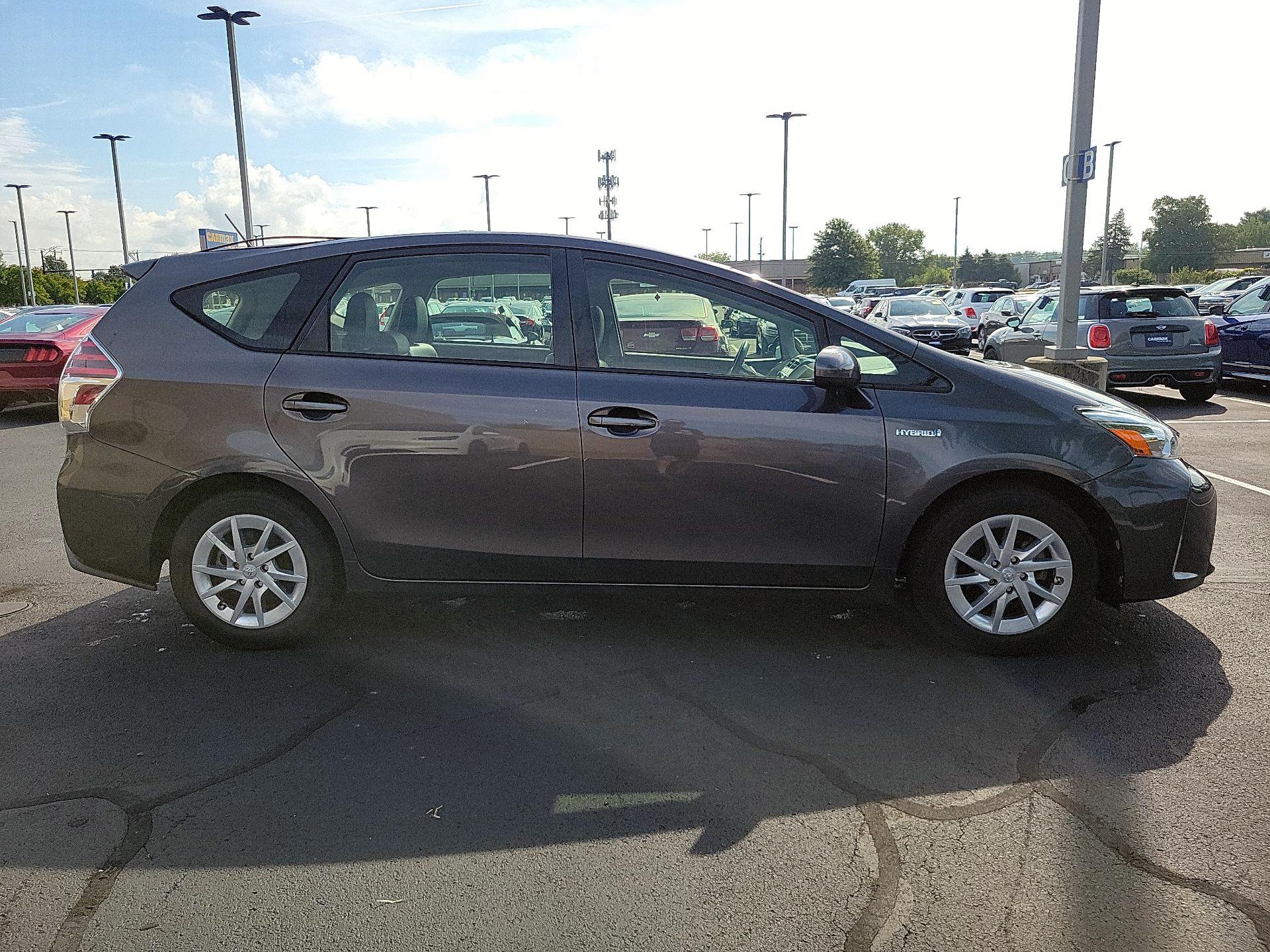 Thumbnail: 2017 Toyota Prius v - 4
