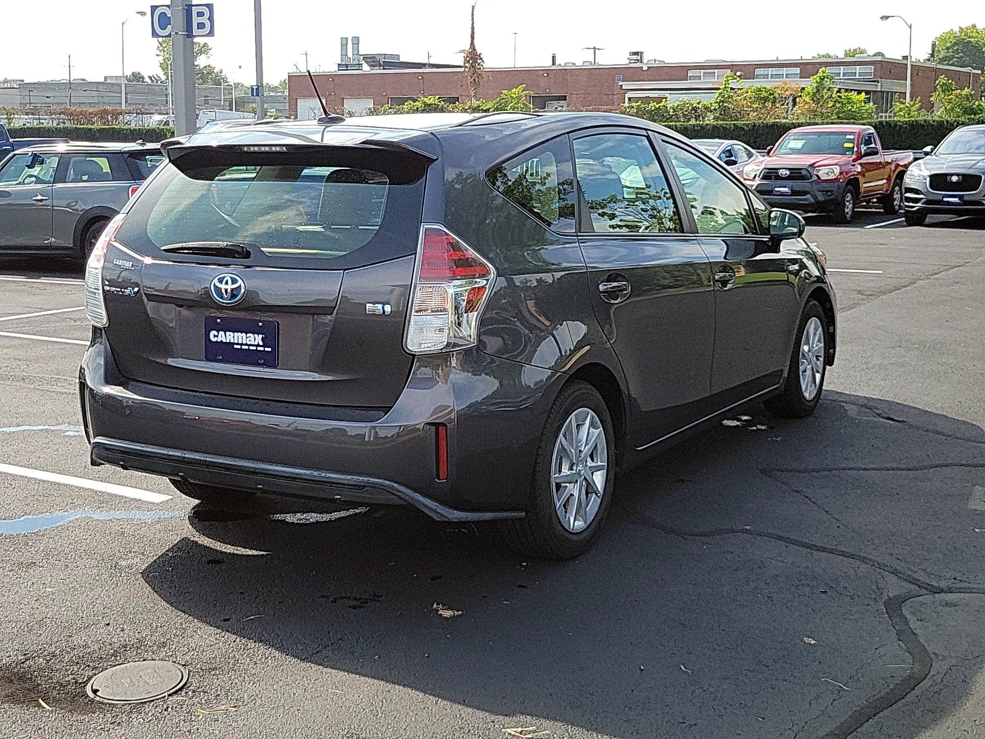 Thumbnail: 2017 Toyota Prius v - 5
