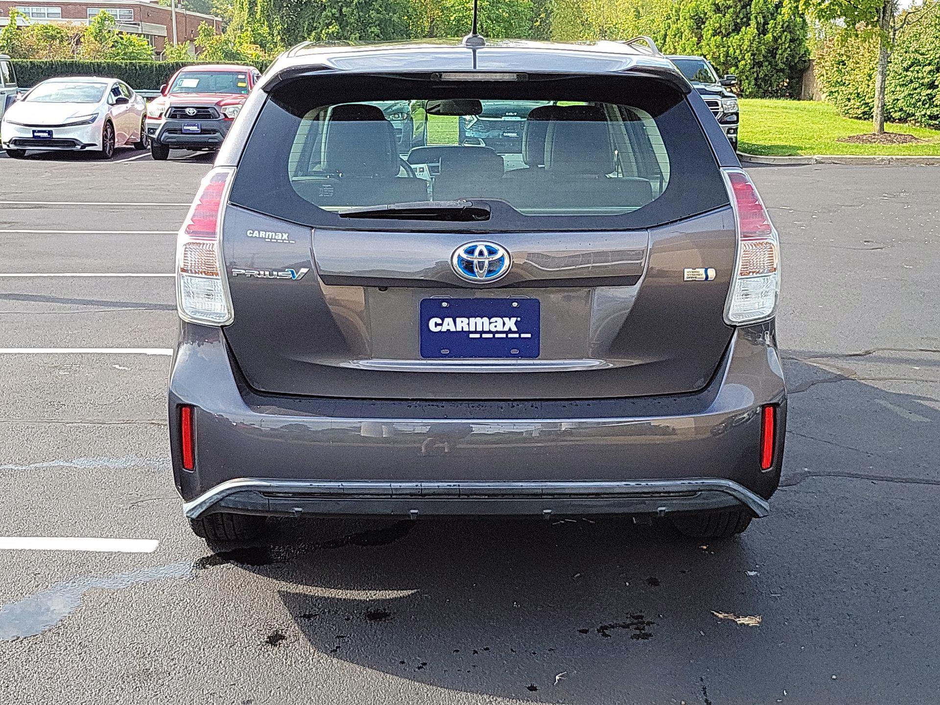 Thumbnail: 2017 Toyota Prius v - 6
