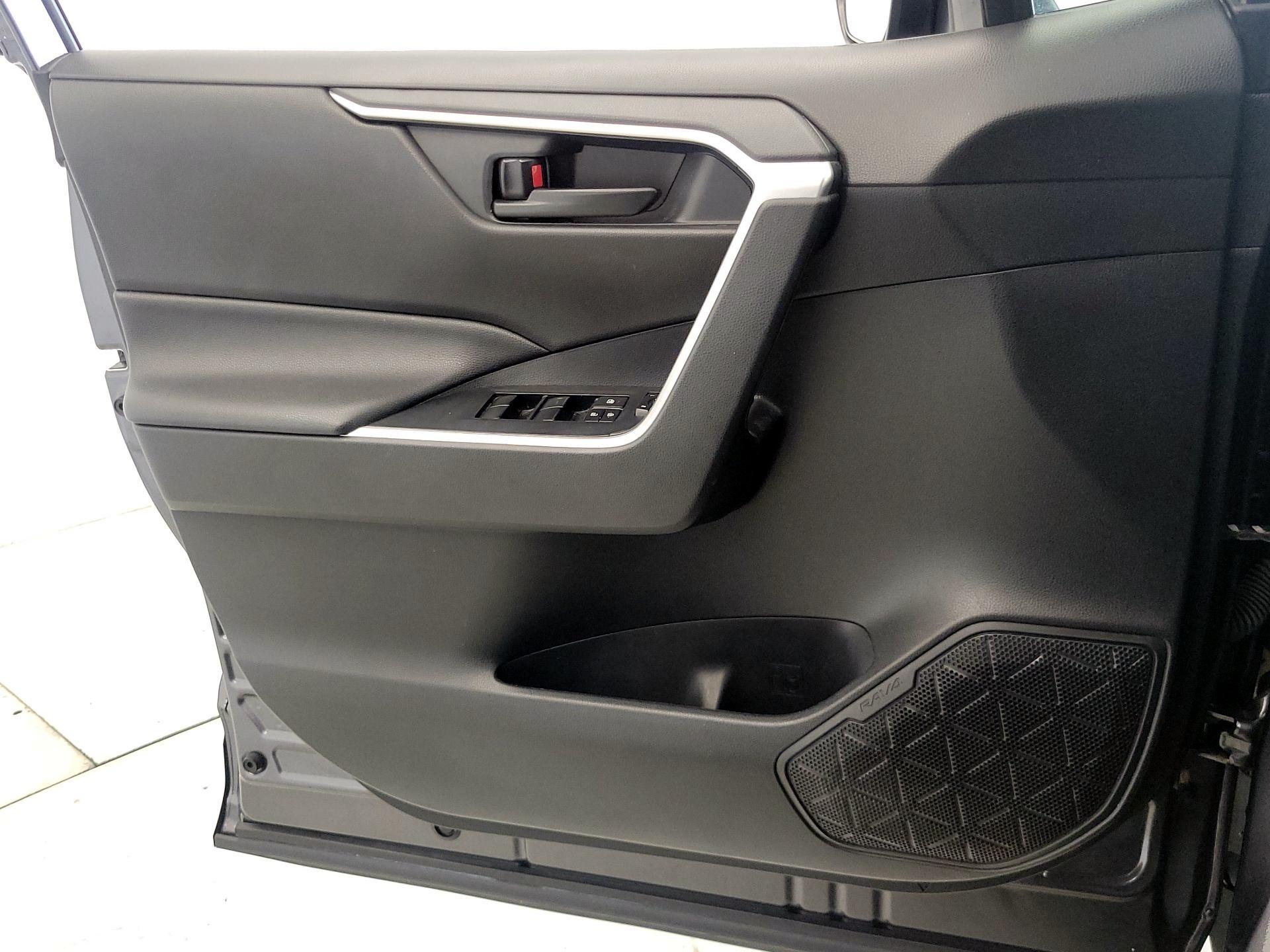 Thumbnail: 2020 Toyota RAV4 - 12