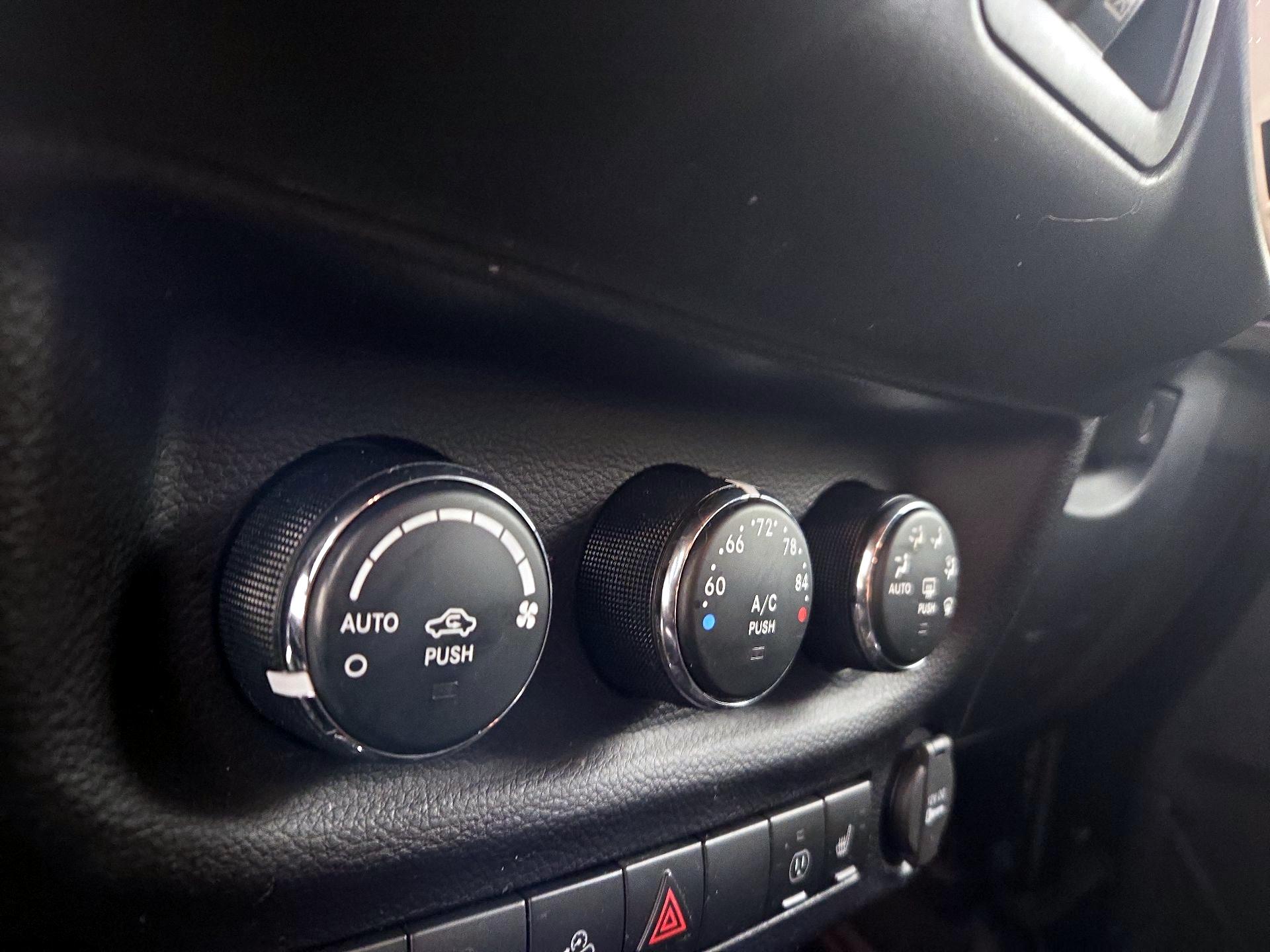 Thumbnail: 2015 Jeep Wrangler - 16