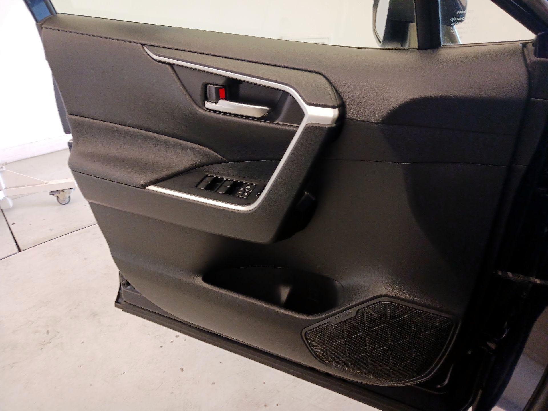 Thumbnail: 2020 Toyota RAV4 - 12