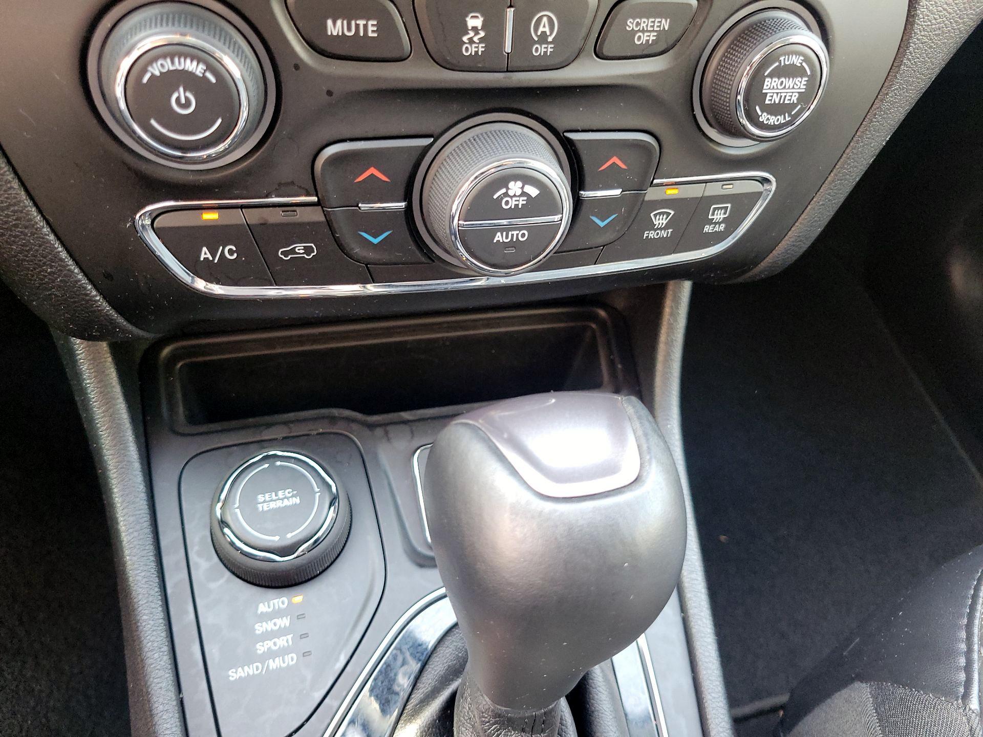 Thumbnail: 2020 Jeep Cherokee - 16