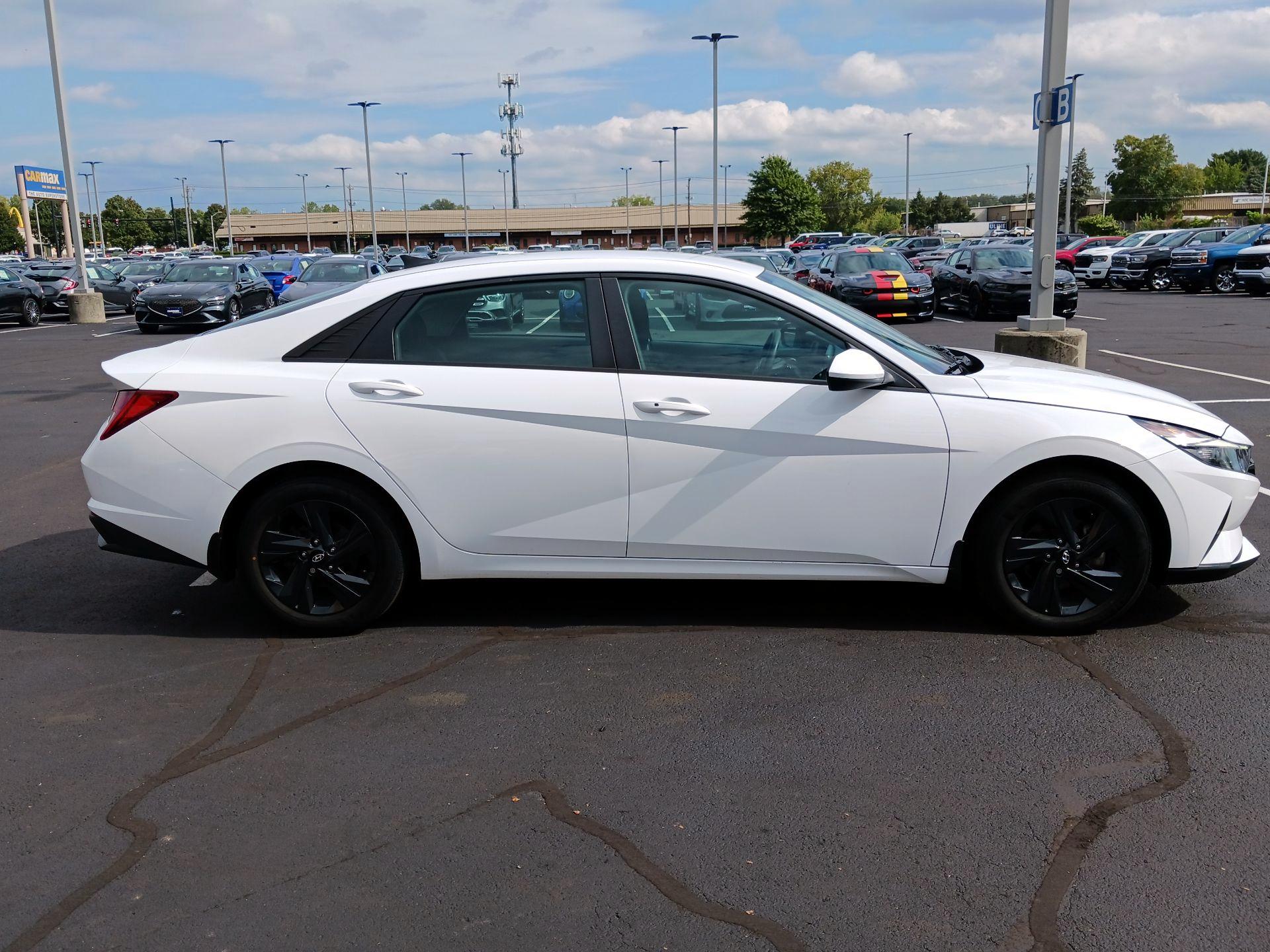 Thumbnail: 2023 Hyundai Elantra - 4