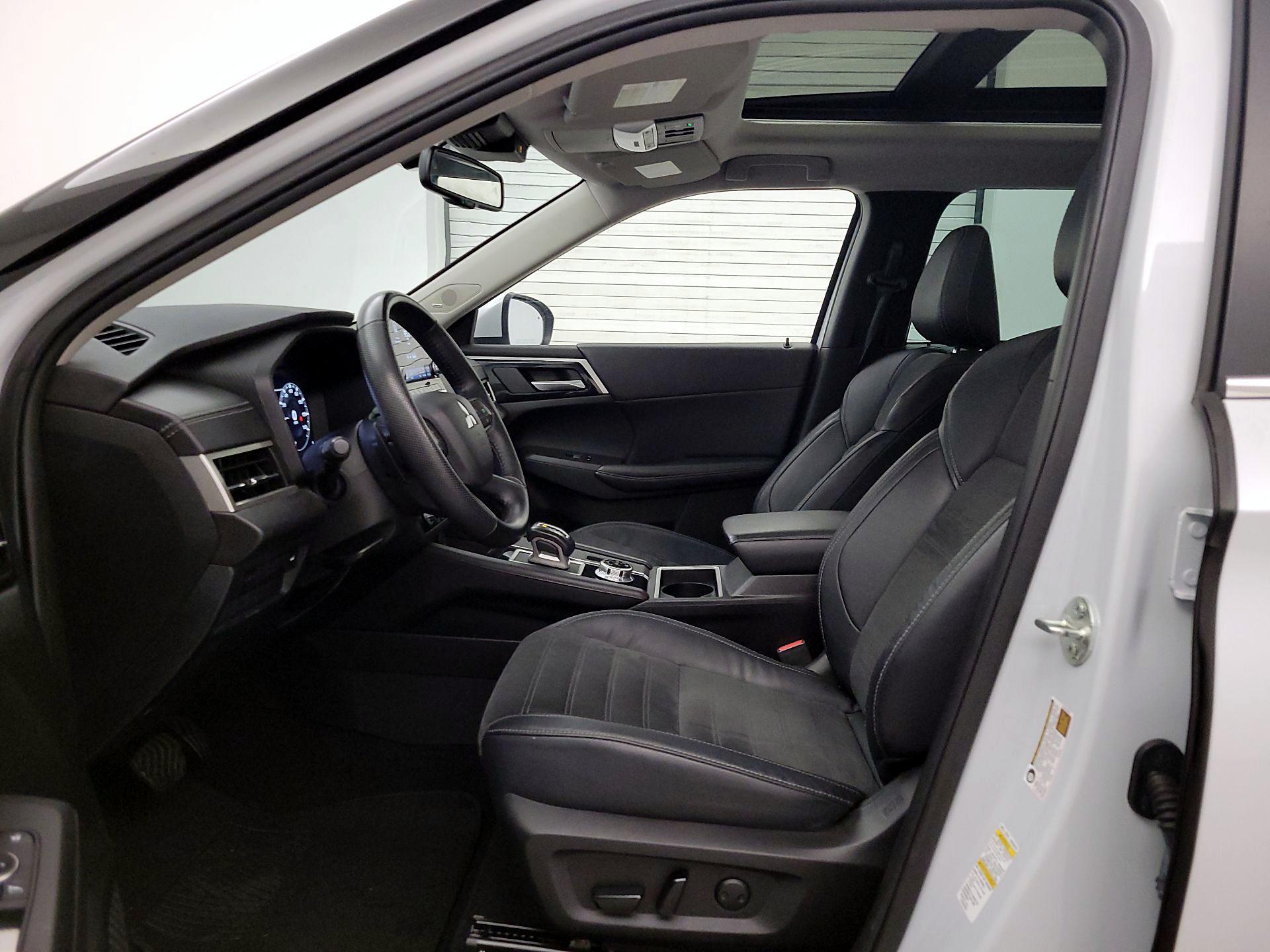 Thumbnail: 2023 Mitsubishi Outlander - 11