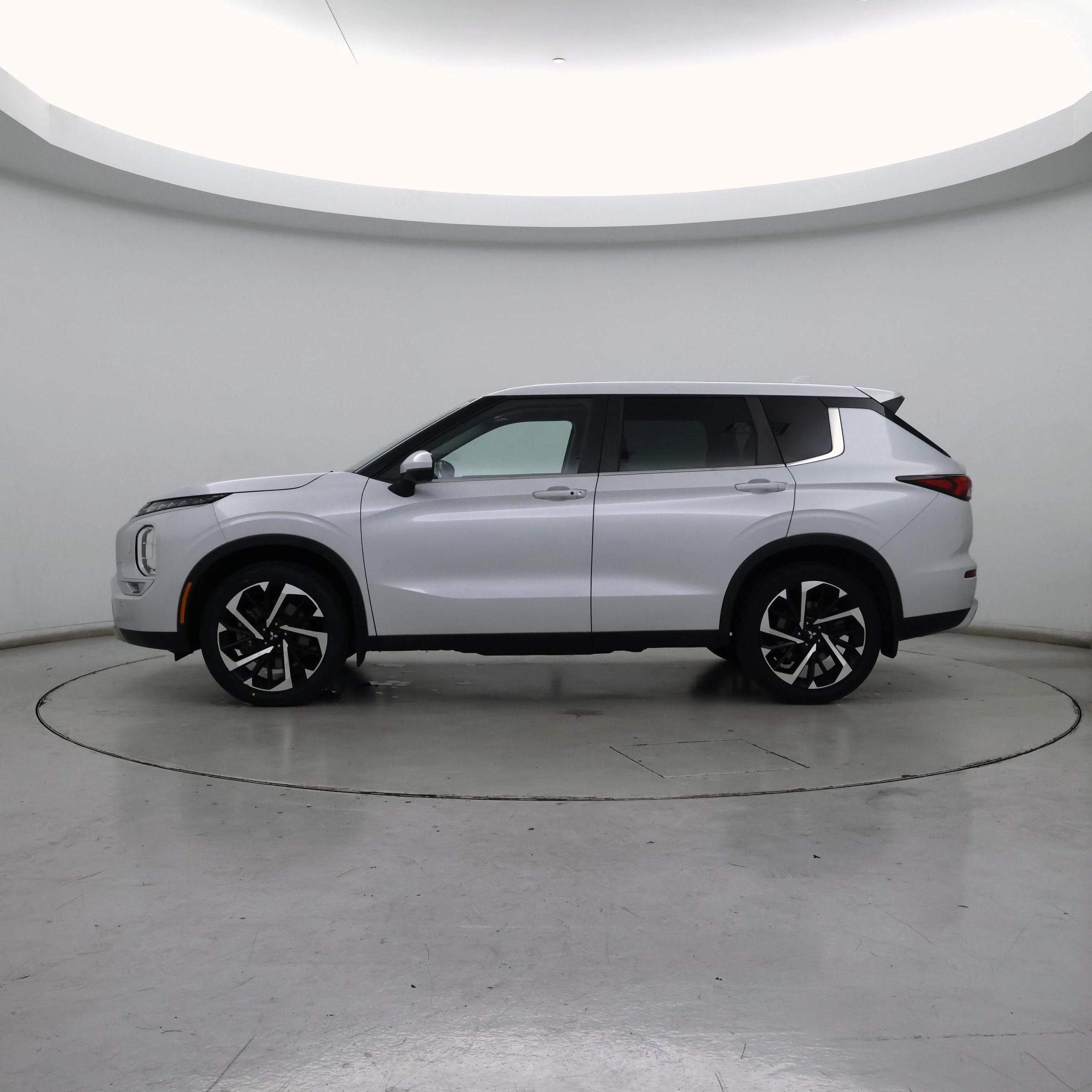 Thumbnail: 2023 Mitsubishi Outlander - 3
