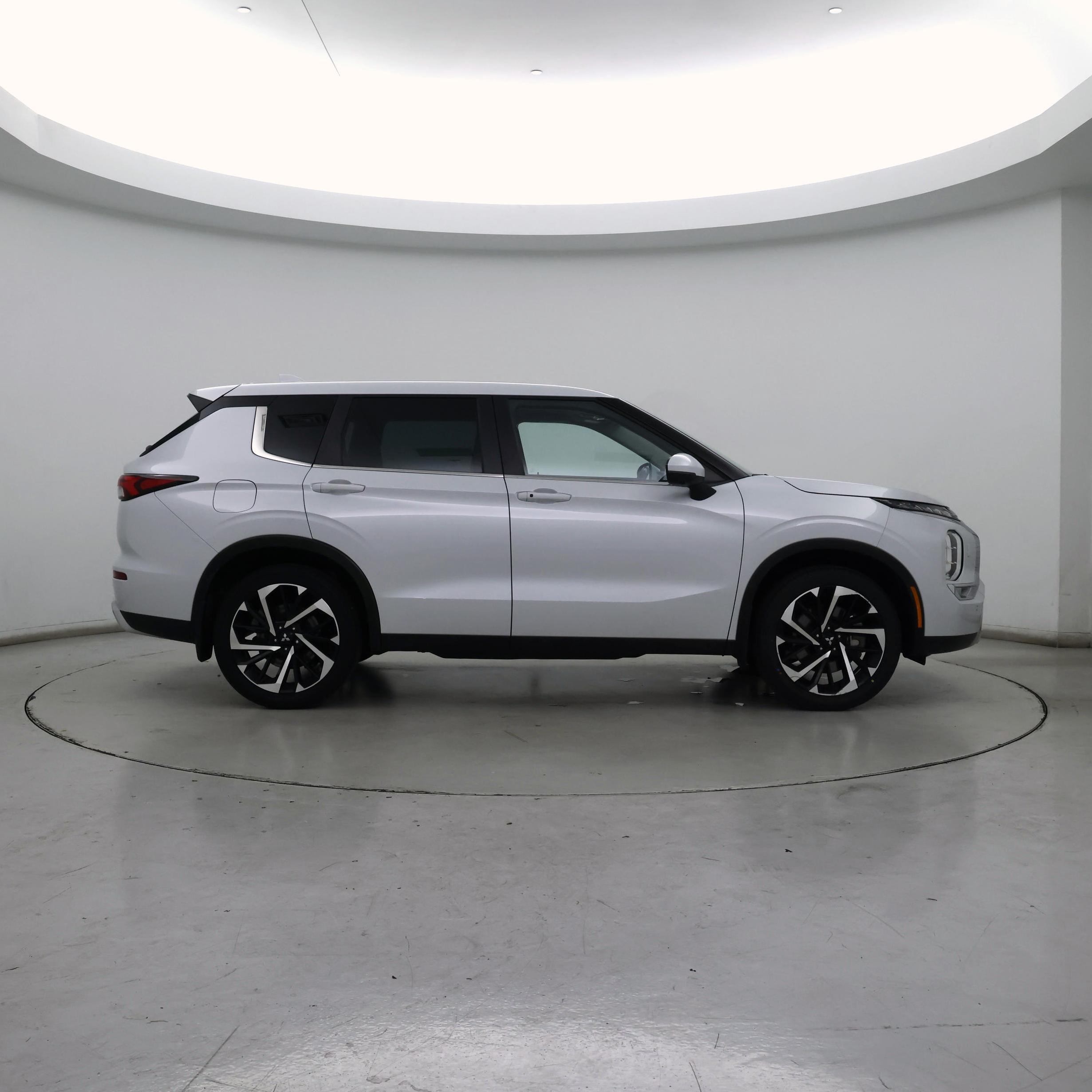 Thumbnail: 2023 Mitsubishi Outlander - 7