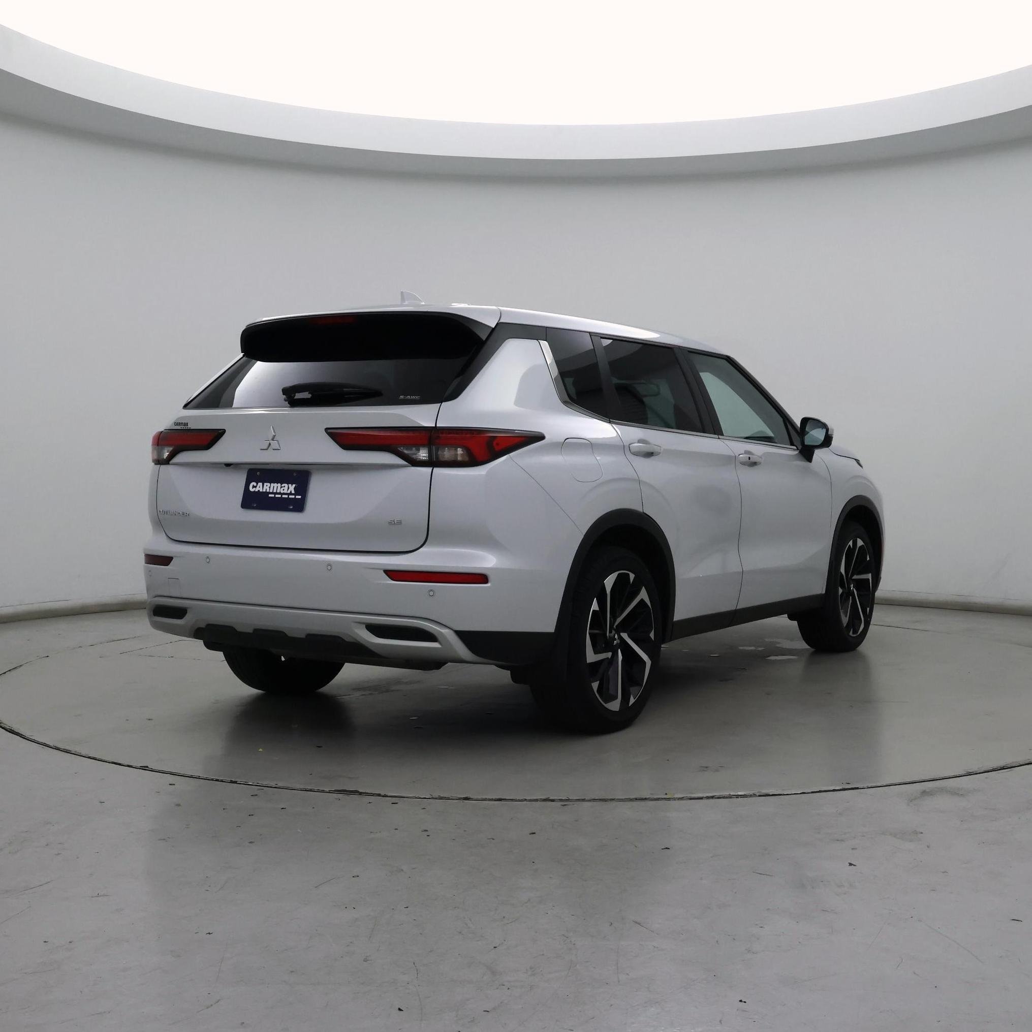 Thumbnail: 2023 Mitsubishi Outlander - 8