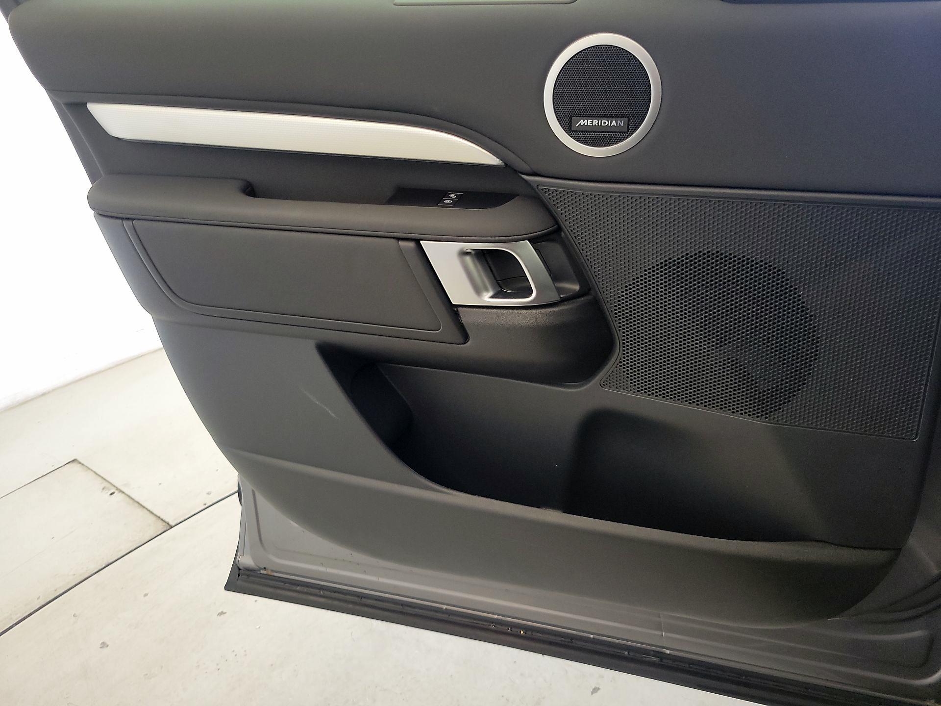 Thumbnail: 2020 Land Rover Discovery - 12