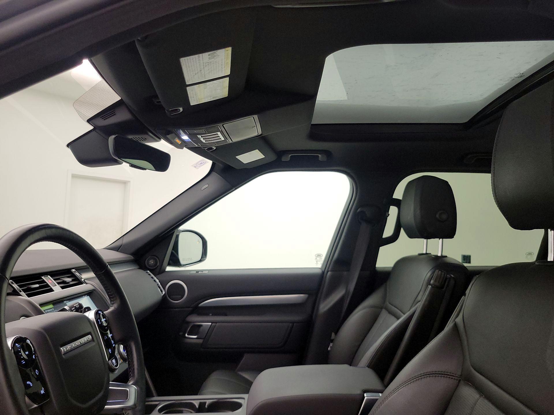Thumbnail: 2020 Land Rover Discovery - 20