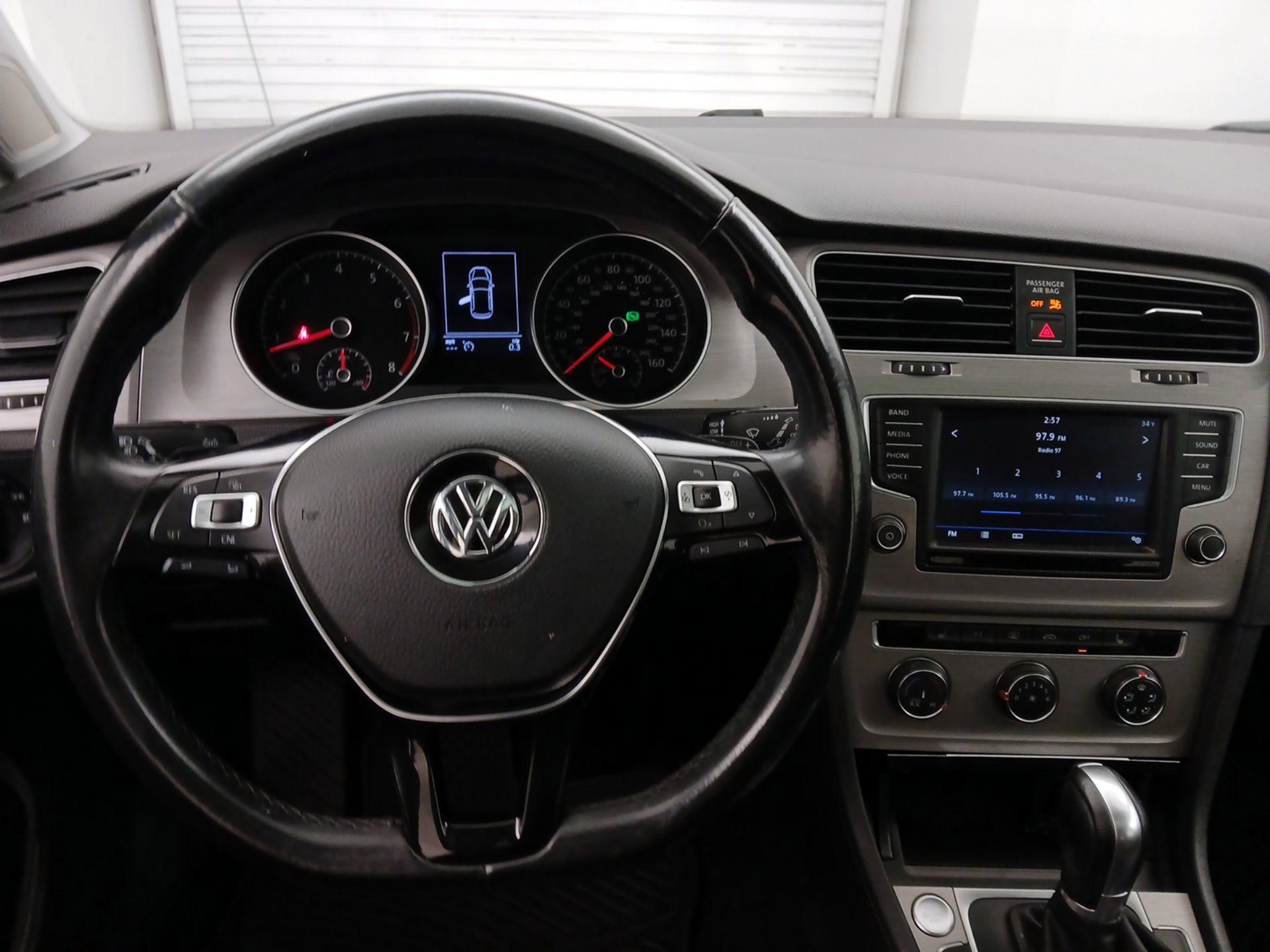 Thumbnail: 2017 Volkswagen Golf - 10