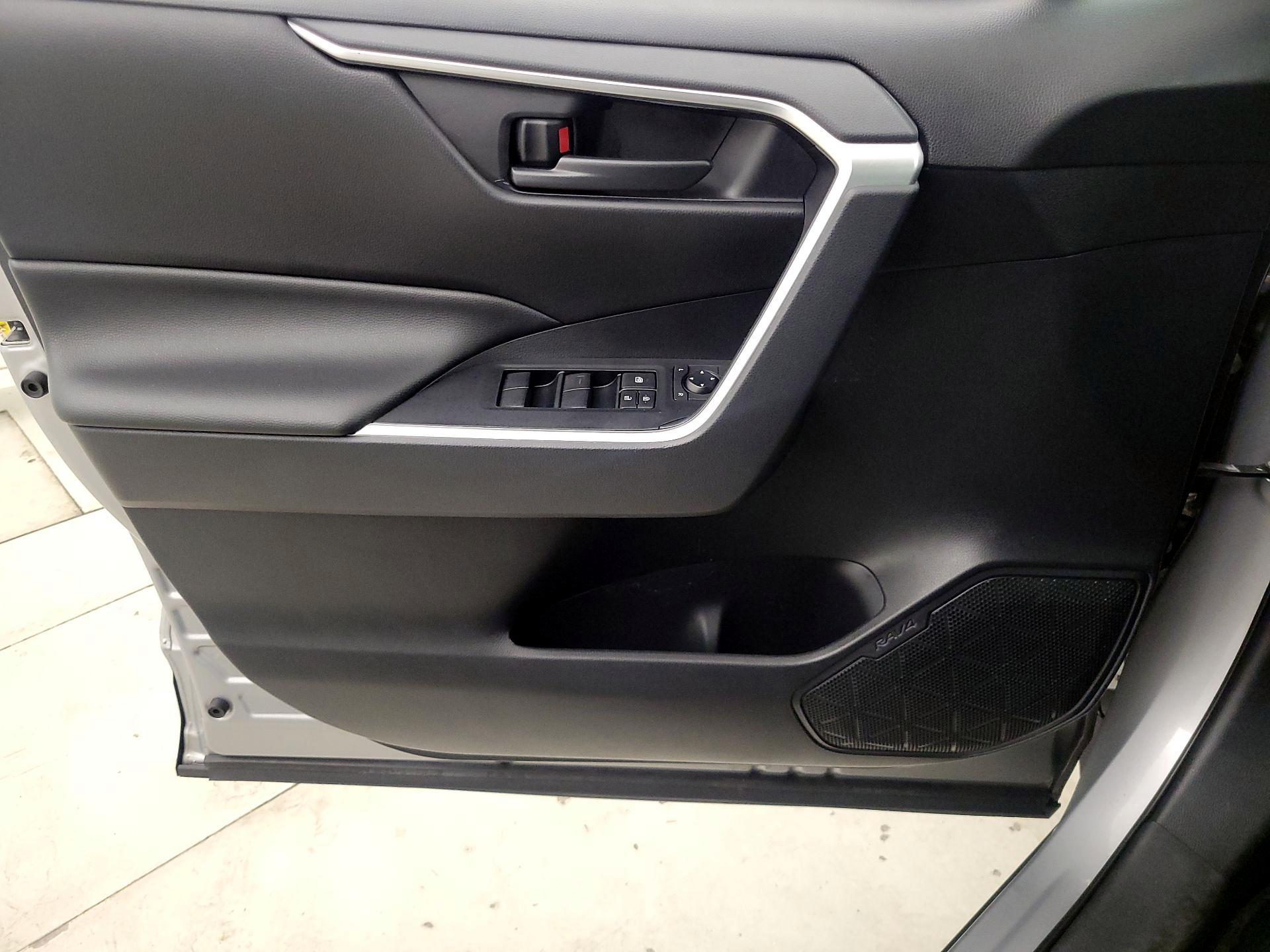 Thumbnail: 2019 Toyota RAV4 - 12