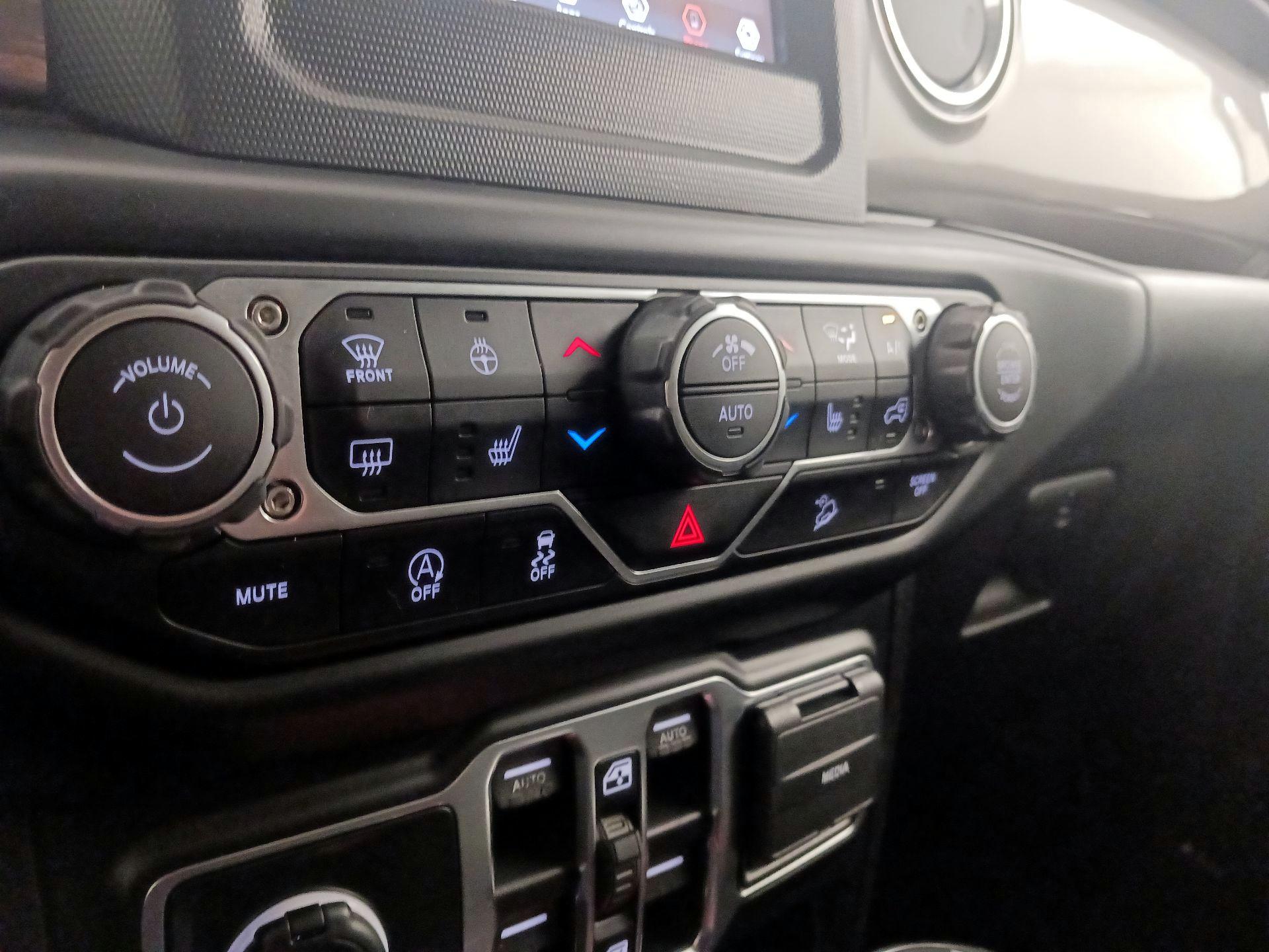 Thumbnail: 2019 Jeep Wrangler - 16