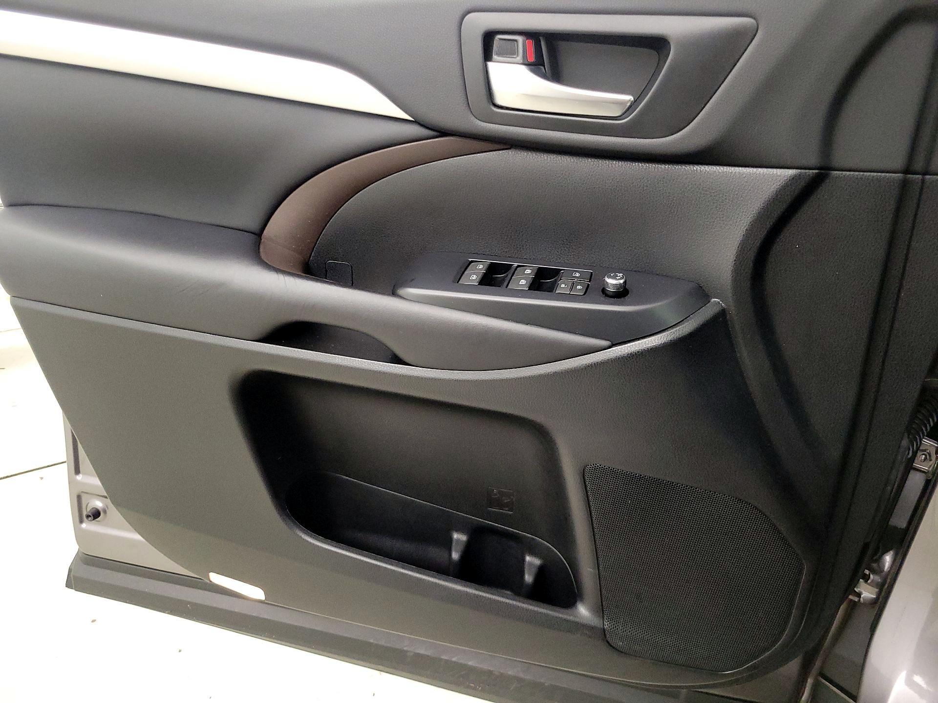 Thumbnail: 2019 Toyota Highlander - 12