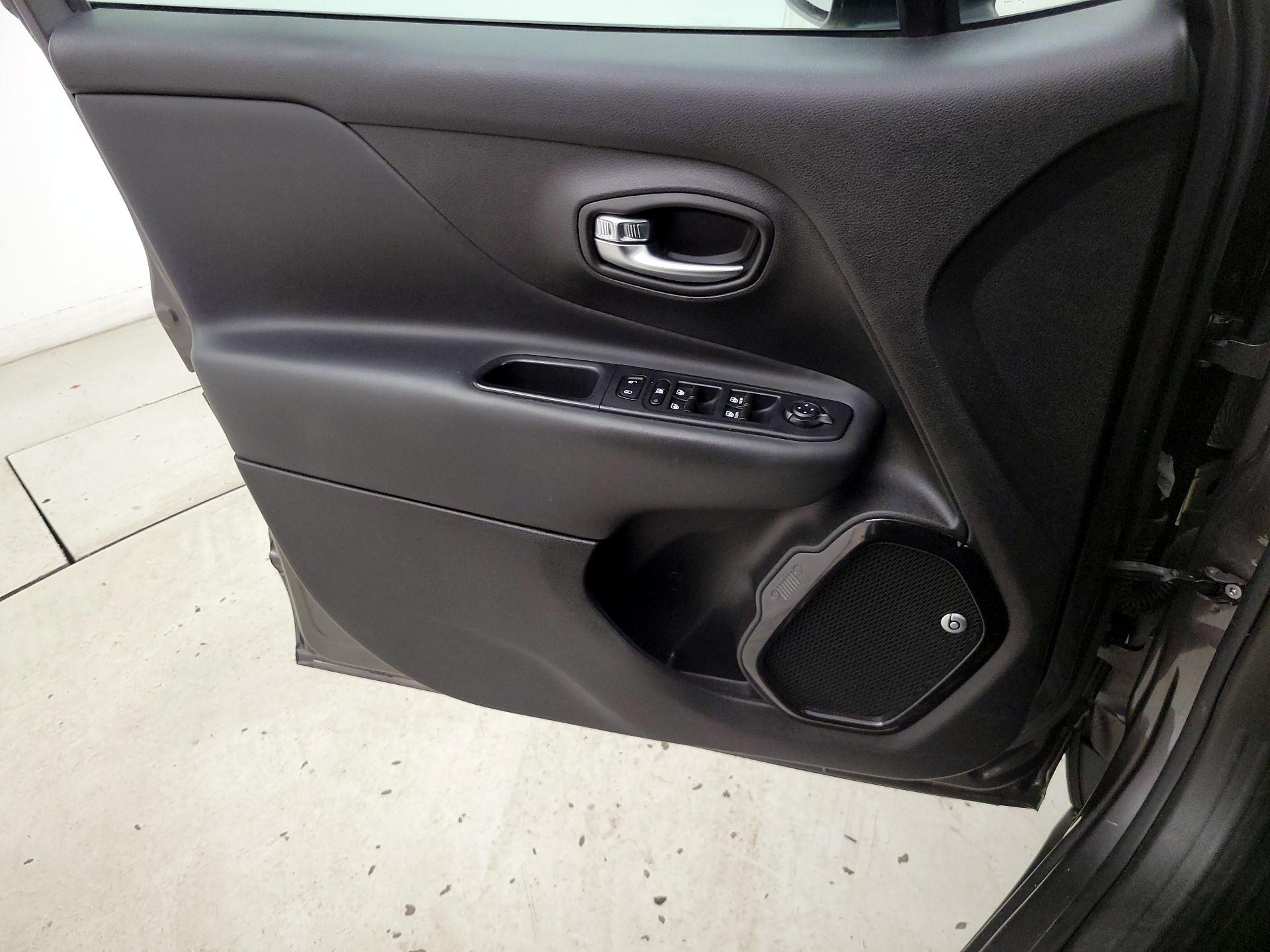 Thumbnail: 2016 Jeep Renegade - 12