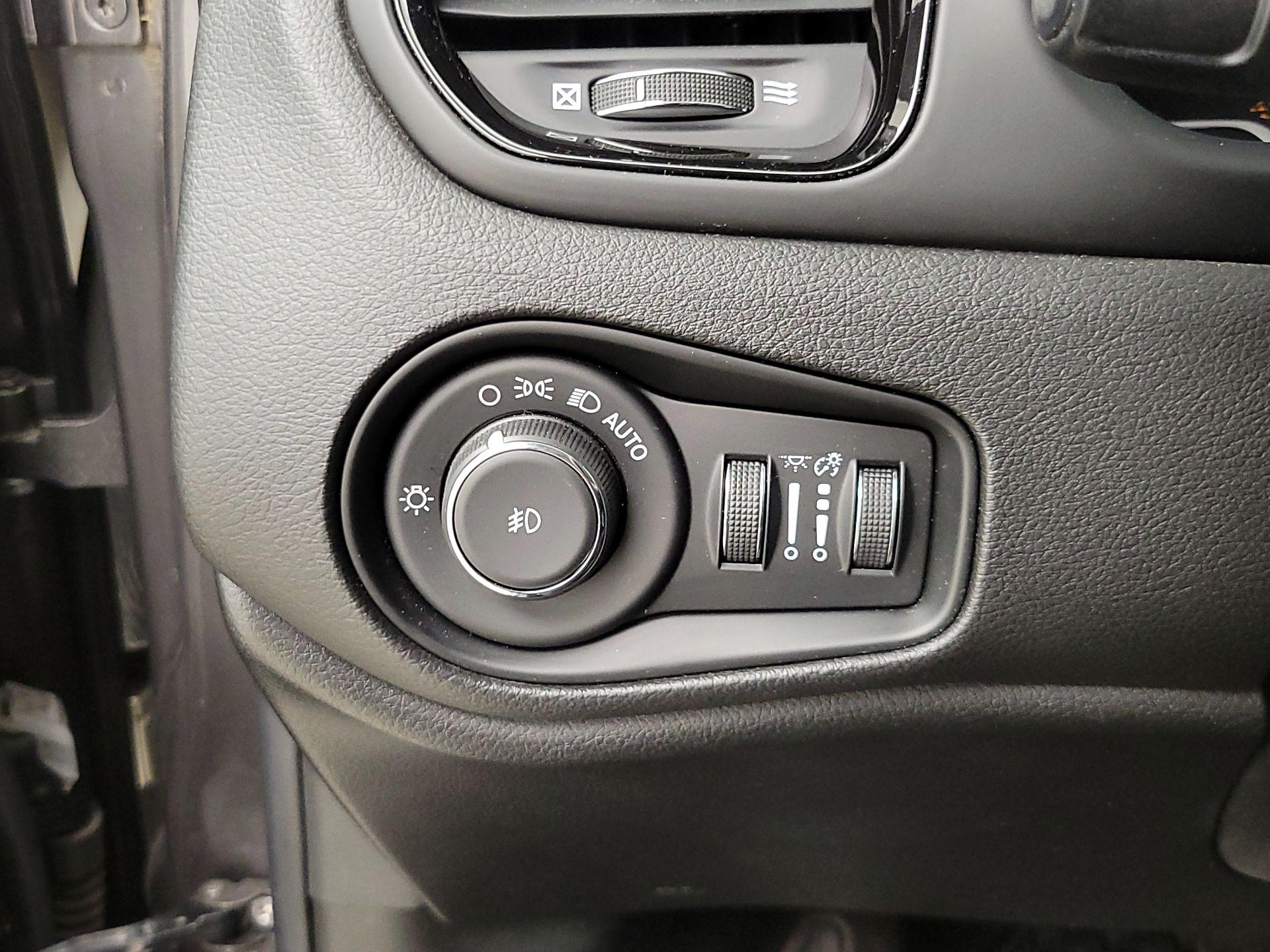 Thumbnail: 2016 Jeep Renegade - 13