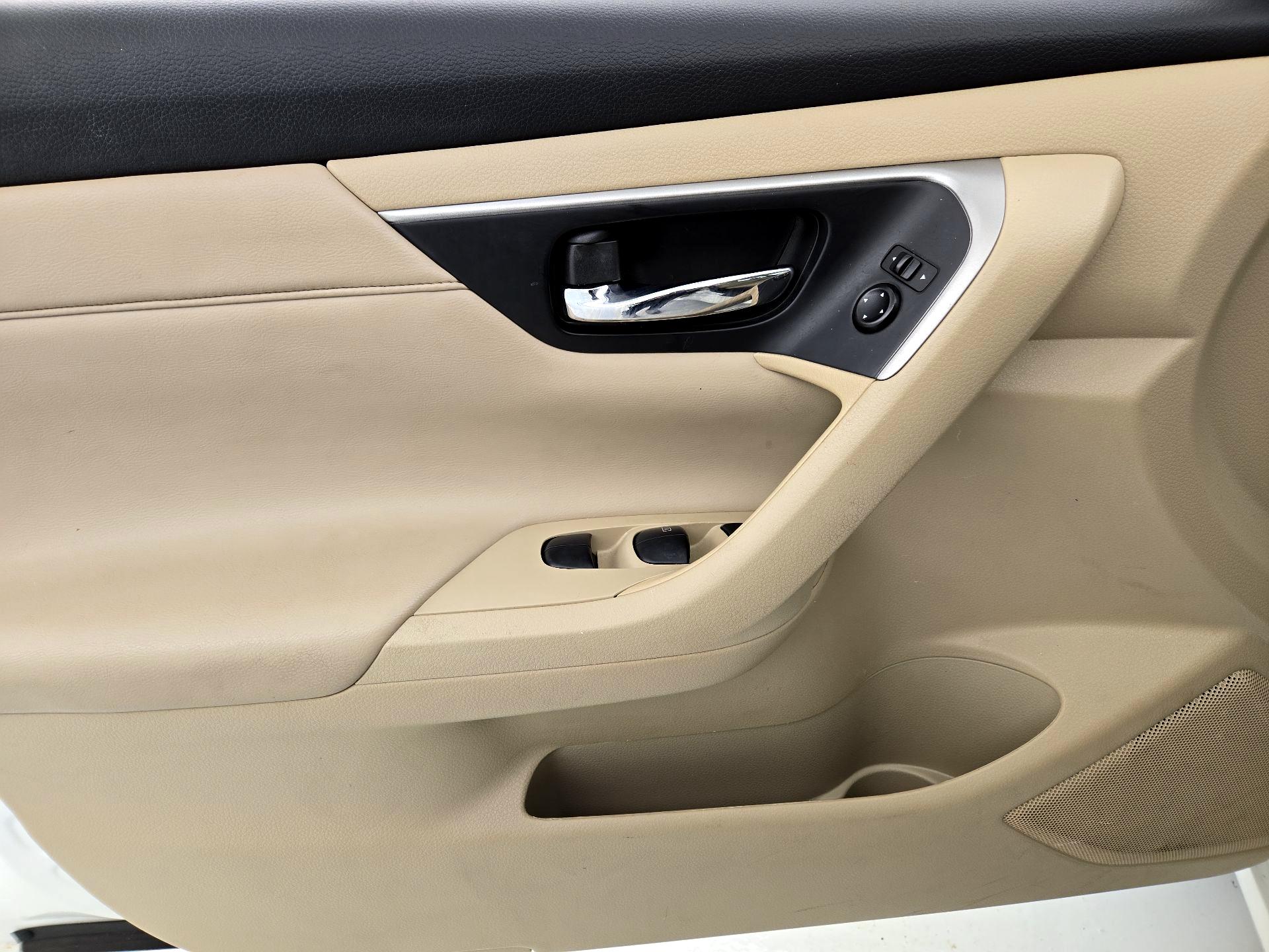 Thumbnail: 2015 Nissan Altima - 12