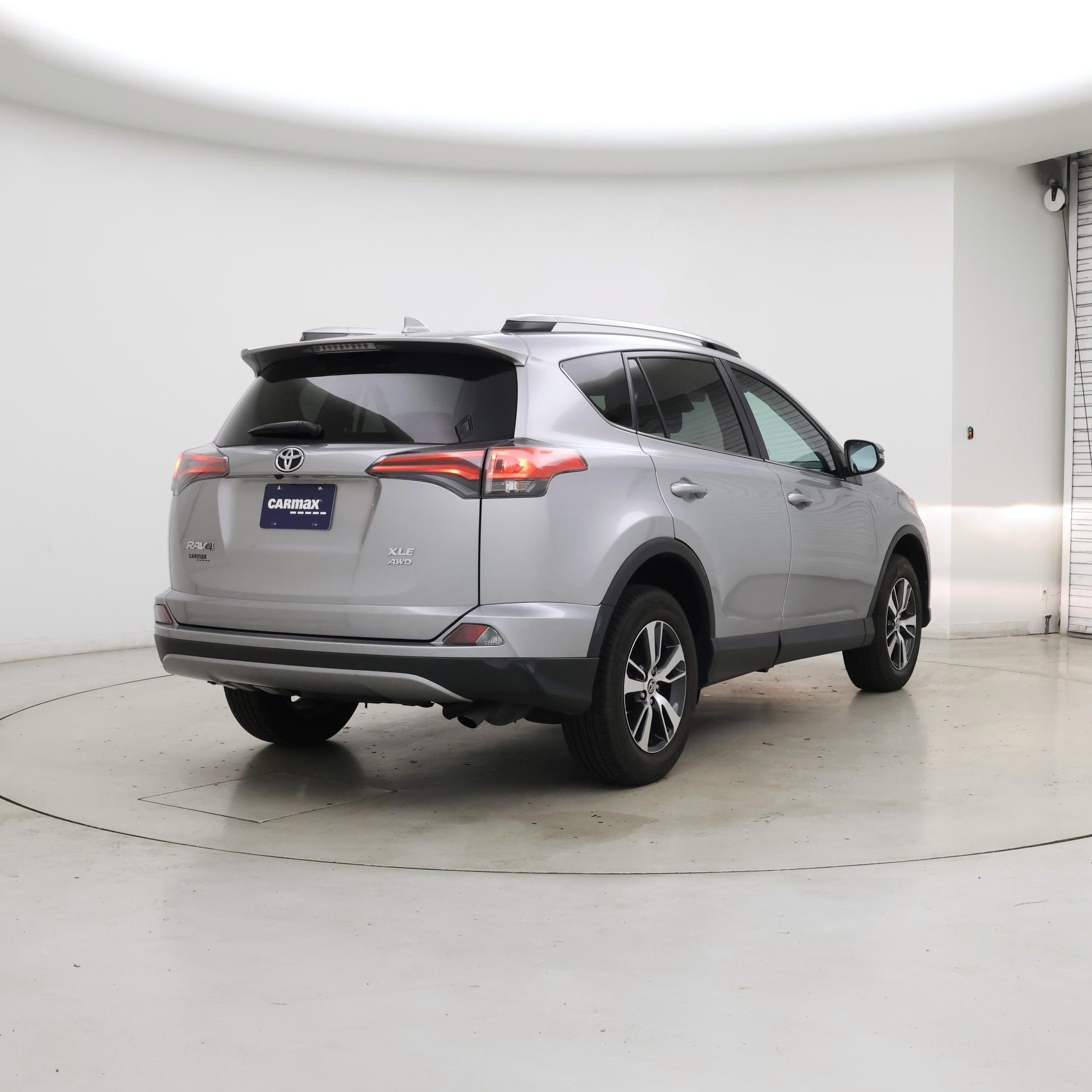Thumbnail: 2018 Toyota RAV4 - 8