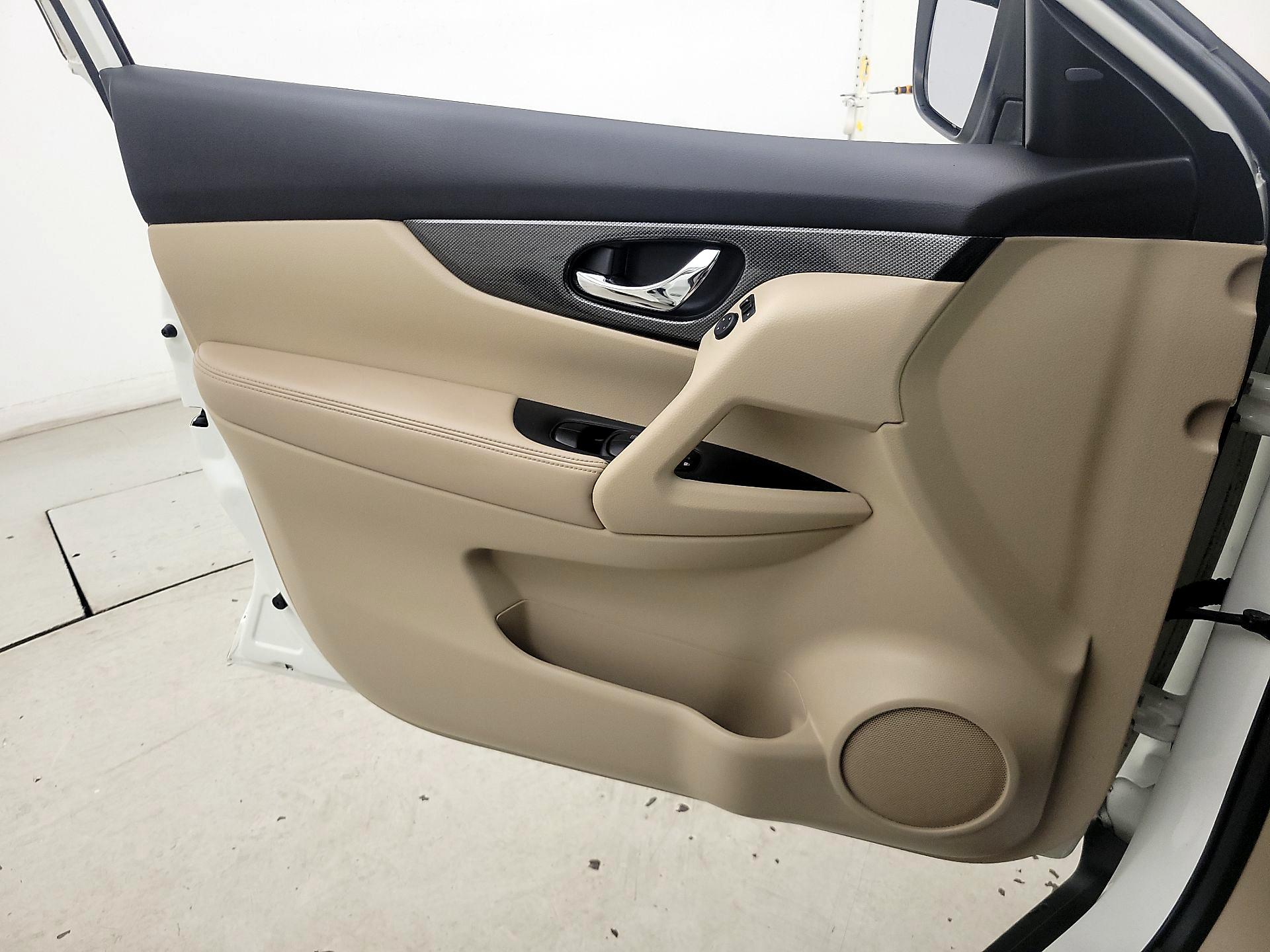 Thumbnail: 2016 Nissan Rogue - 12