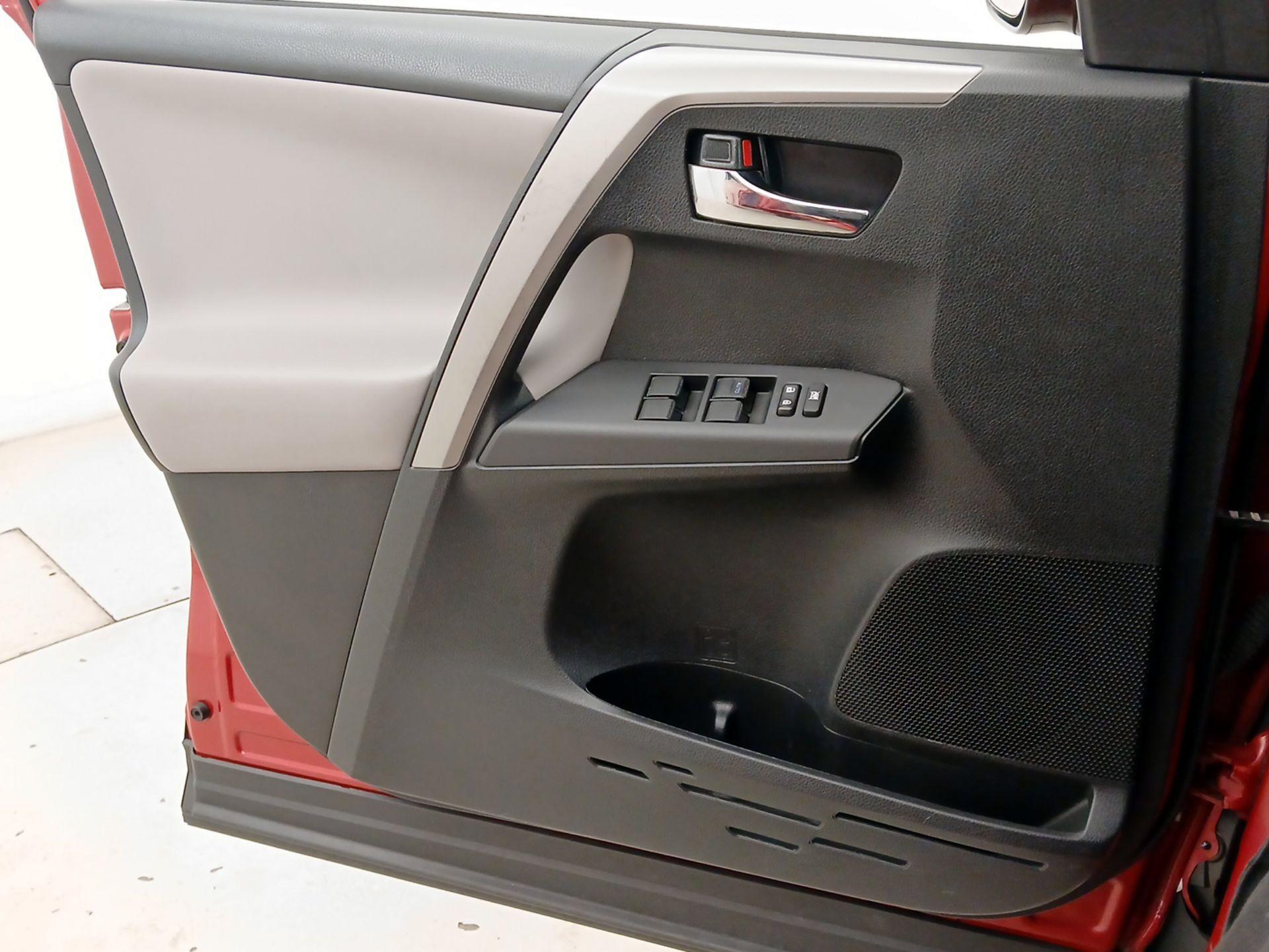 Thumbnail: 2017 Toyota RAV4 - 12