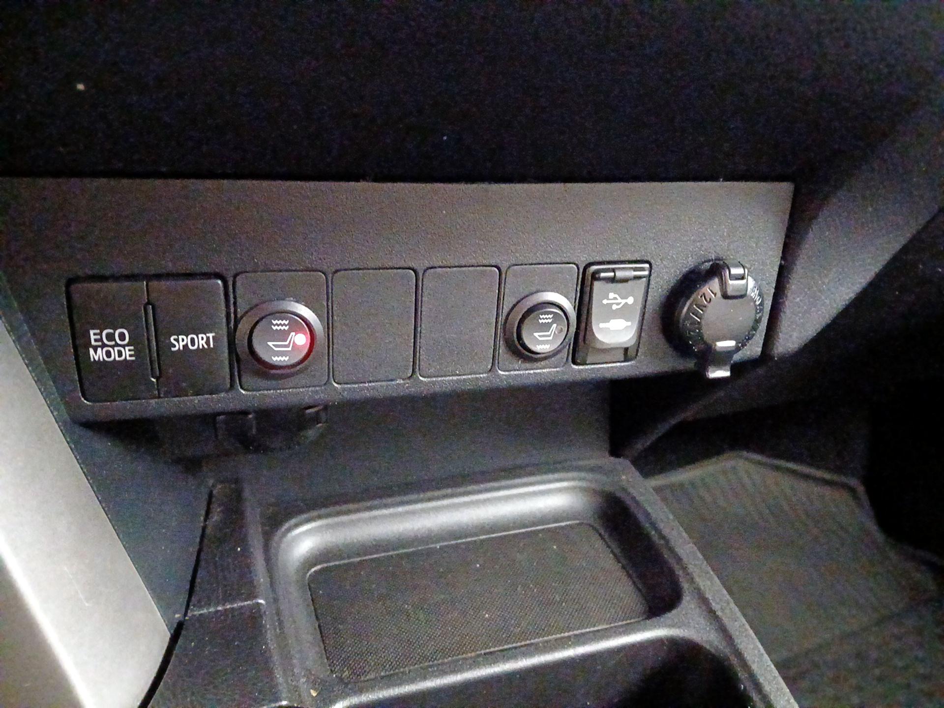 Thumbnail: 2017 Toyota RAV4 - 18