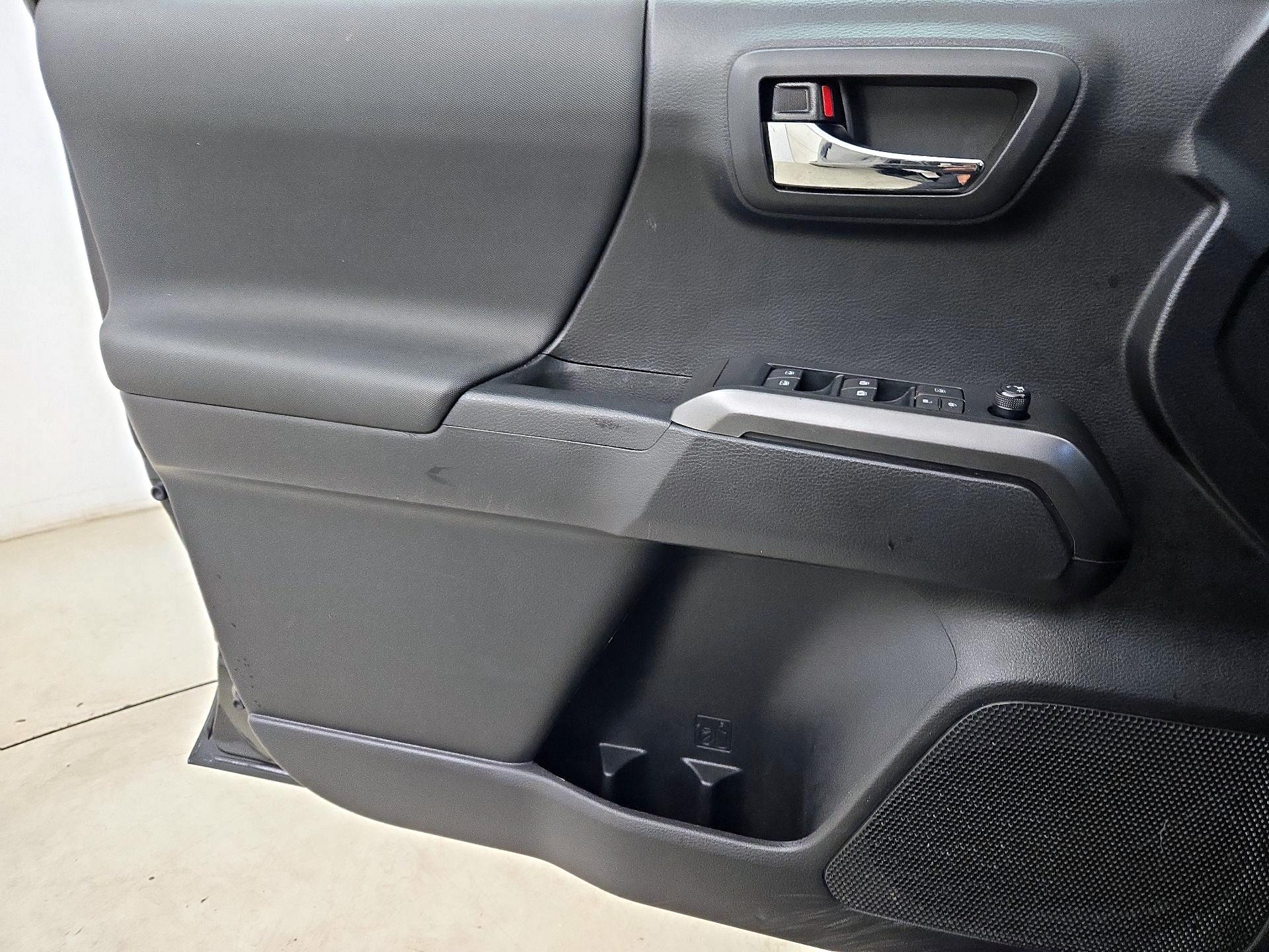 Thumbnail: 2020 Toyota Tacoma - 12