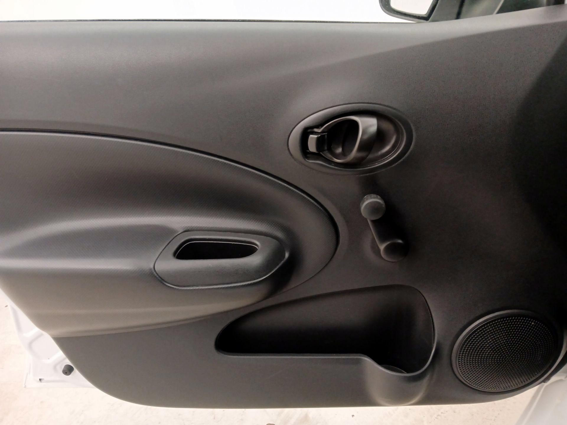 Thumbnail: 2014 Nissan Versa Note - 12