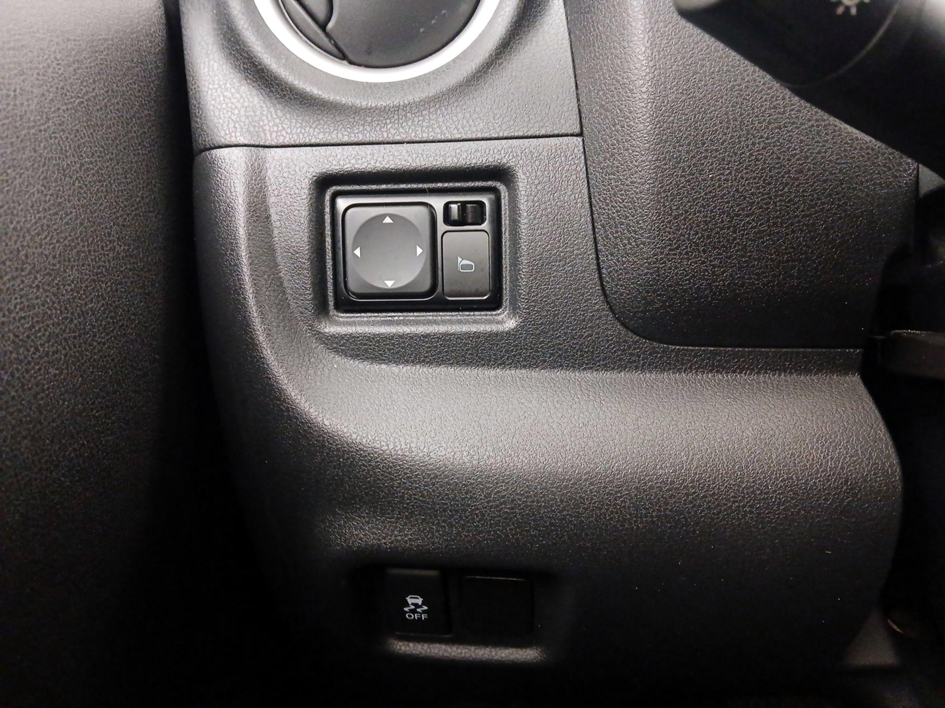 Thumbnail: 2014 Nissan Versa Note - 13