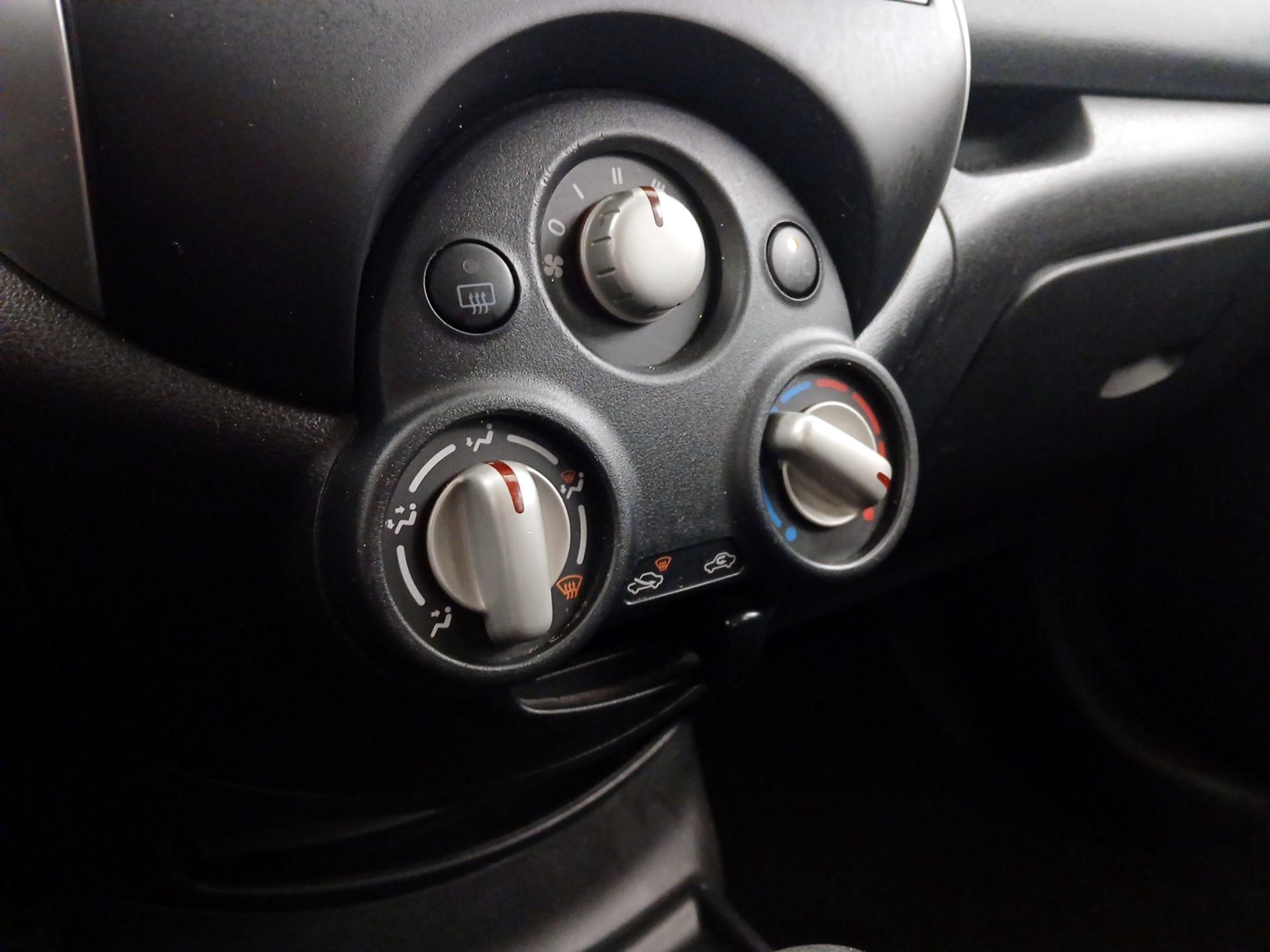 Thumbnail: 2014 Nissan Versa Note - 15