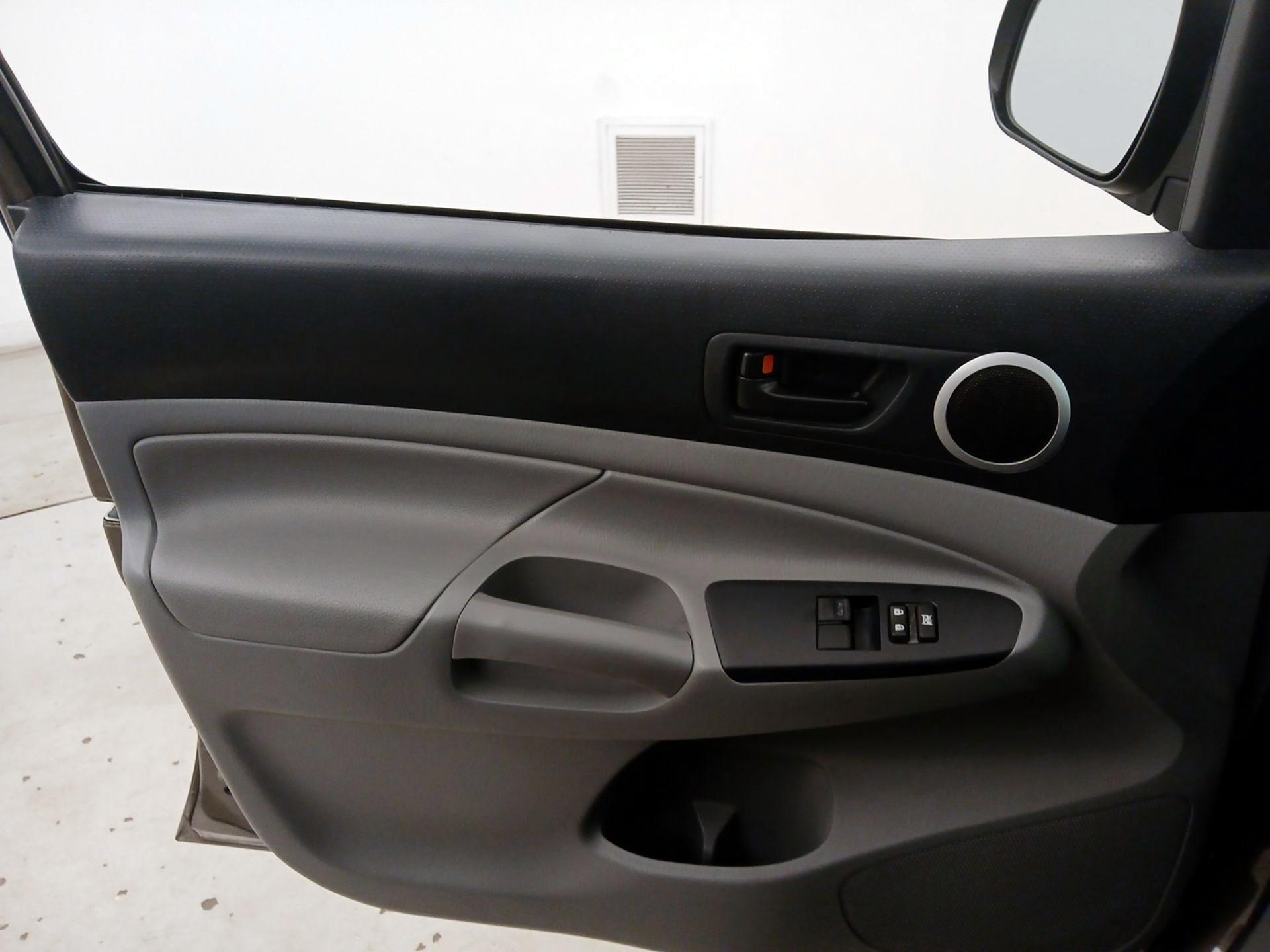 Thumbnail: 2014 Toyota Tacoma - 12