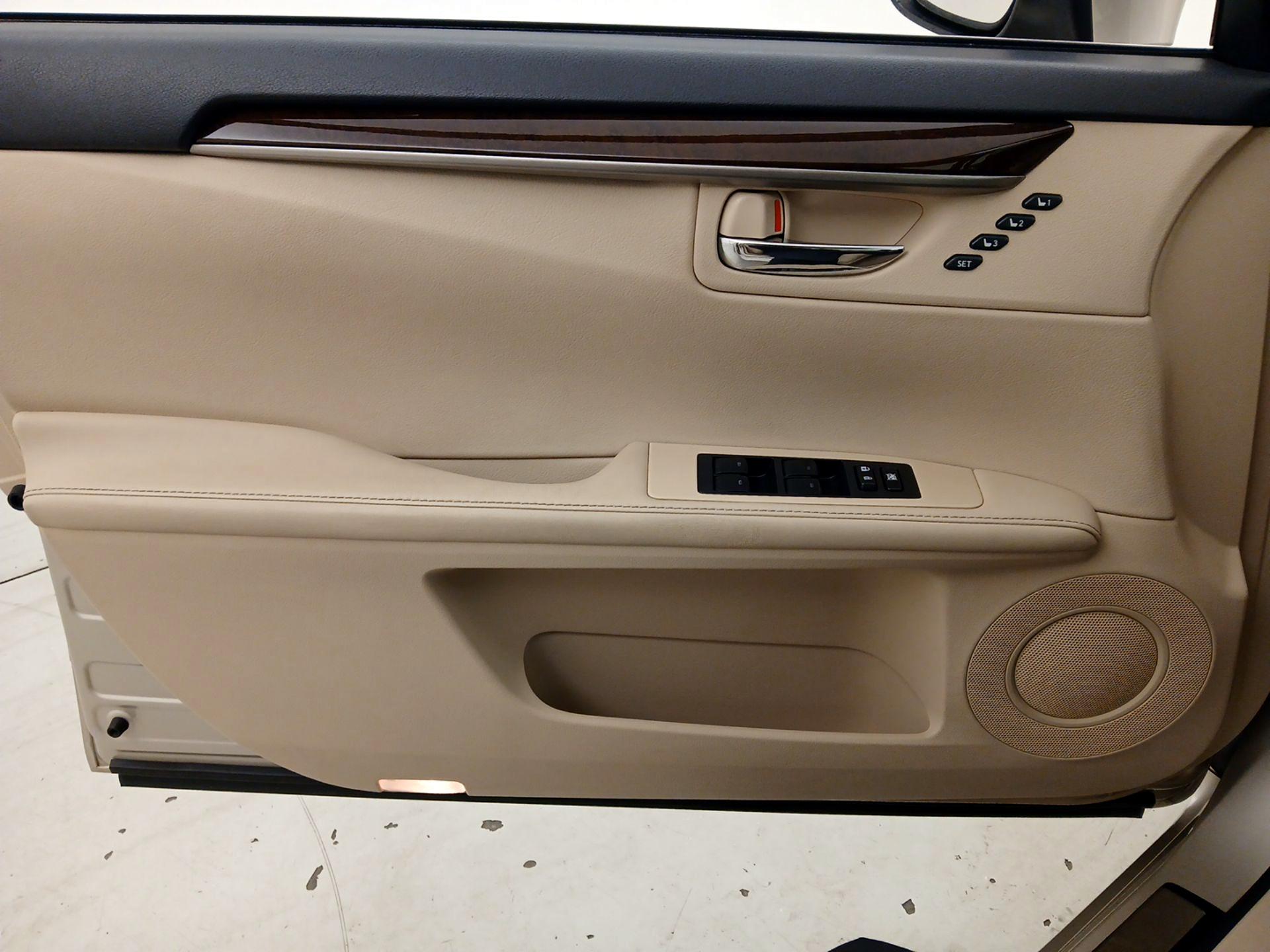 Thumbnail: 2015 Lexus ES - 12