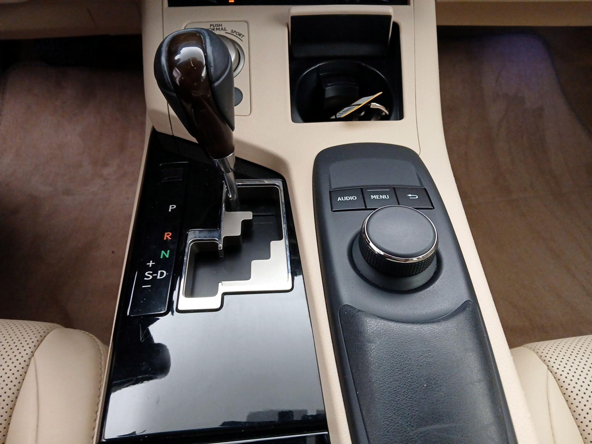 Thumbnail: 2015 Lexus ES - 17