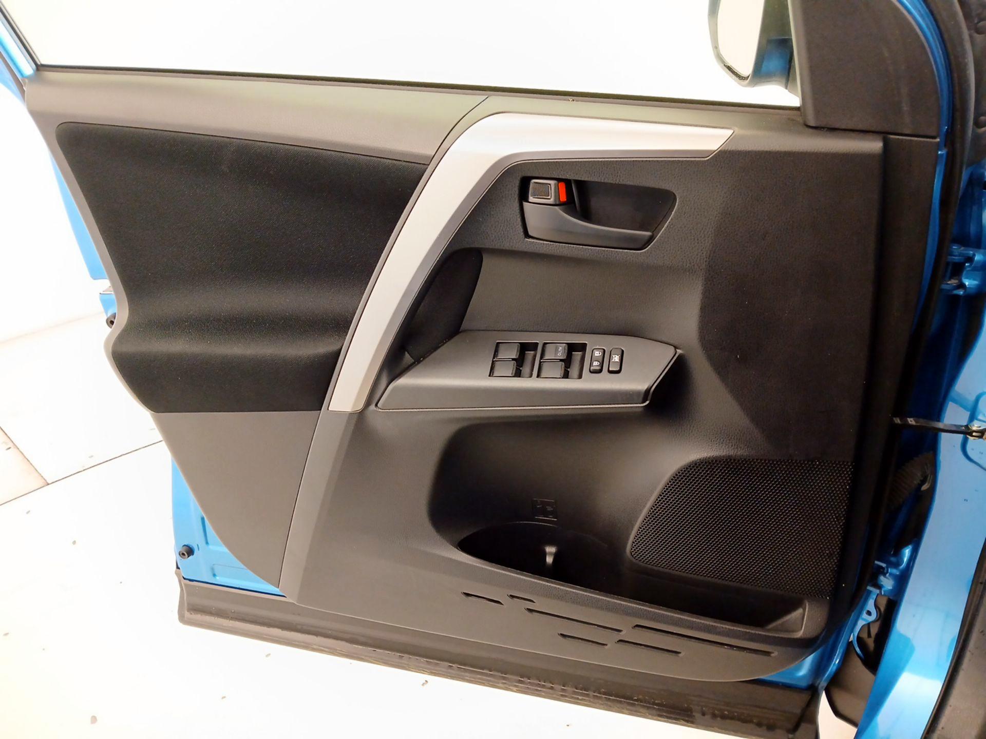 Thumbnail: 2016 Toyota RAV4 - 12