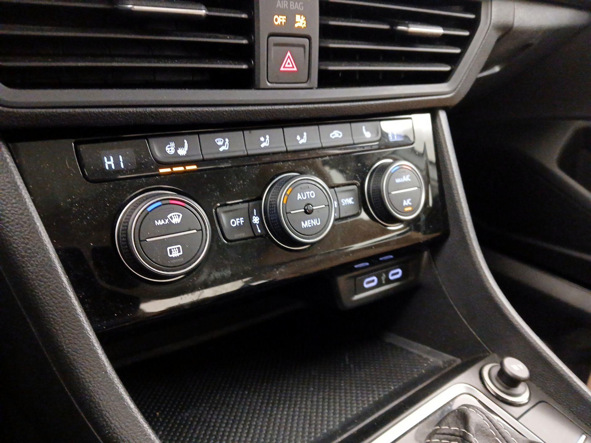 Thumbnail: 2021 Volkswagen Jetta - 16